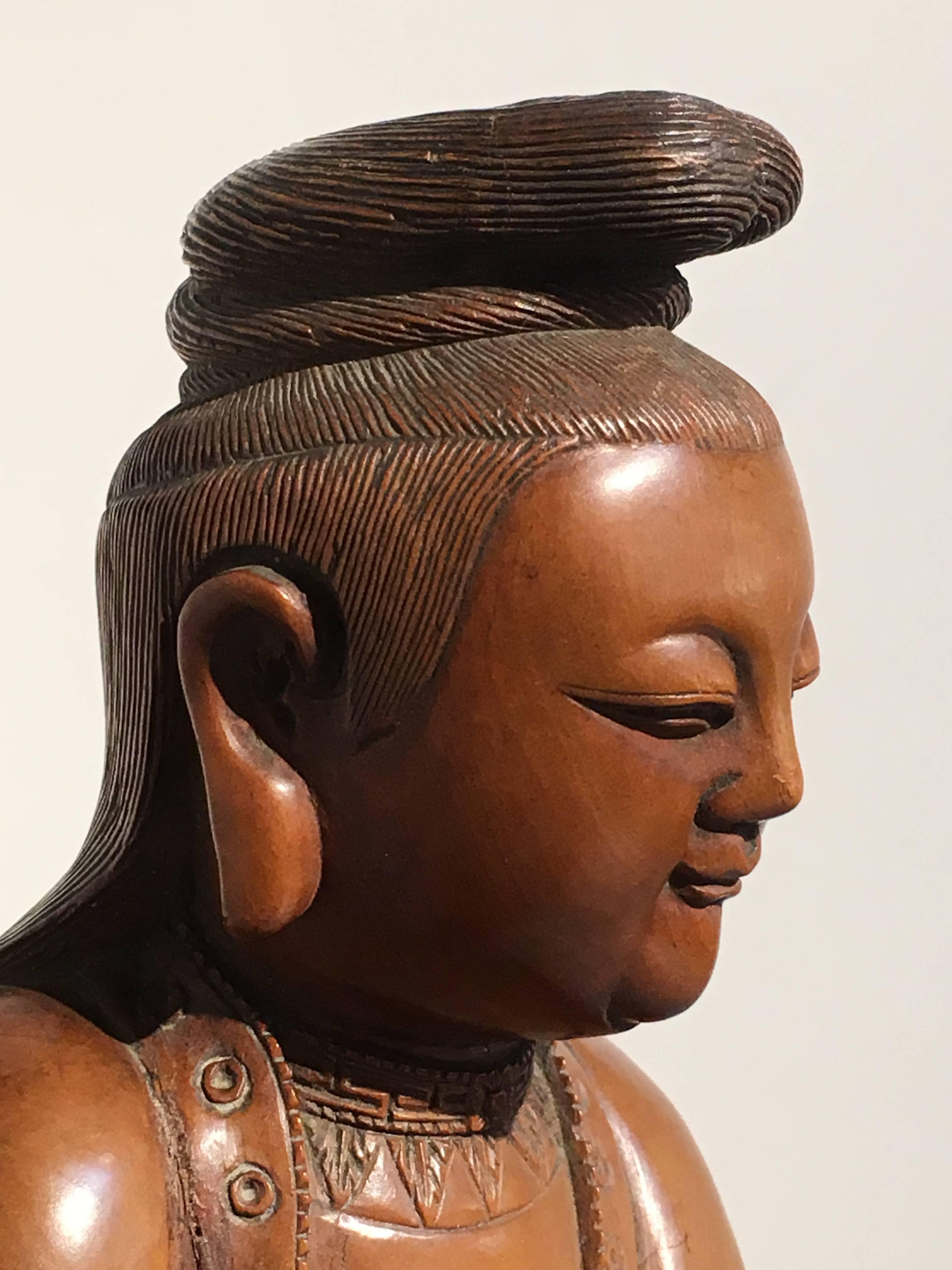 Chinesische geschnitzte Boxholzfigur von Guanyin, Mitte der Qing-Dynastie im Angebot 4