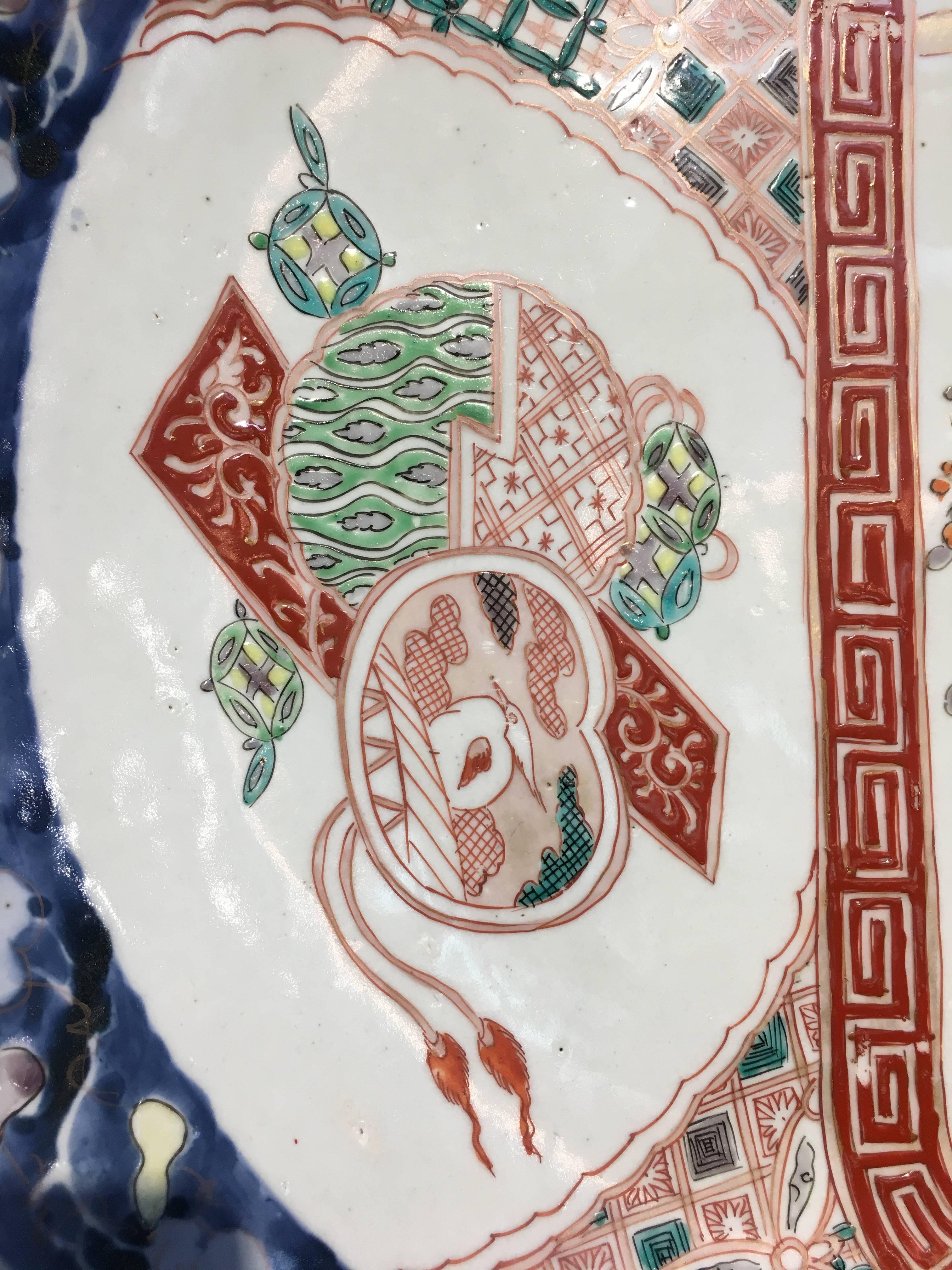 Hand-Painted Japanese Imari Charger, Meiji Period, Late 19th Century For Sale