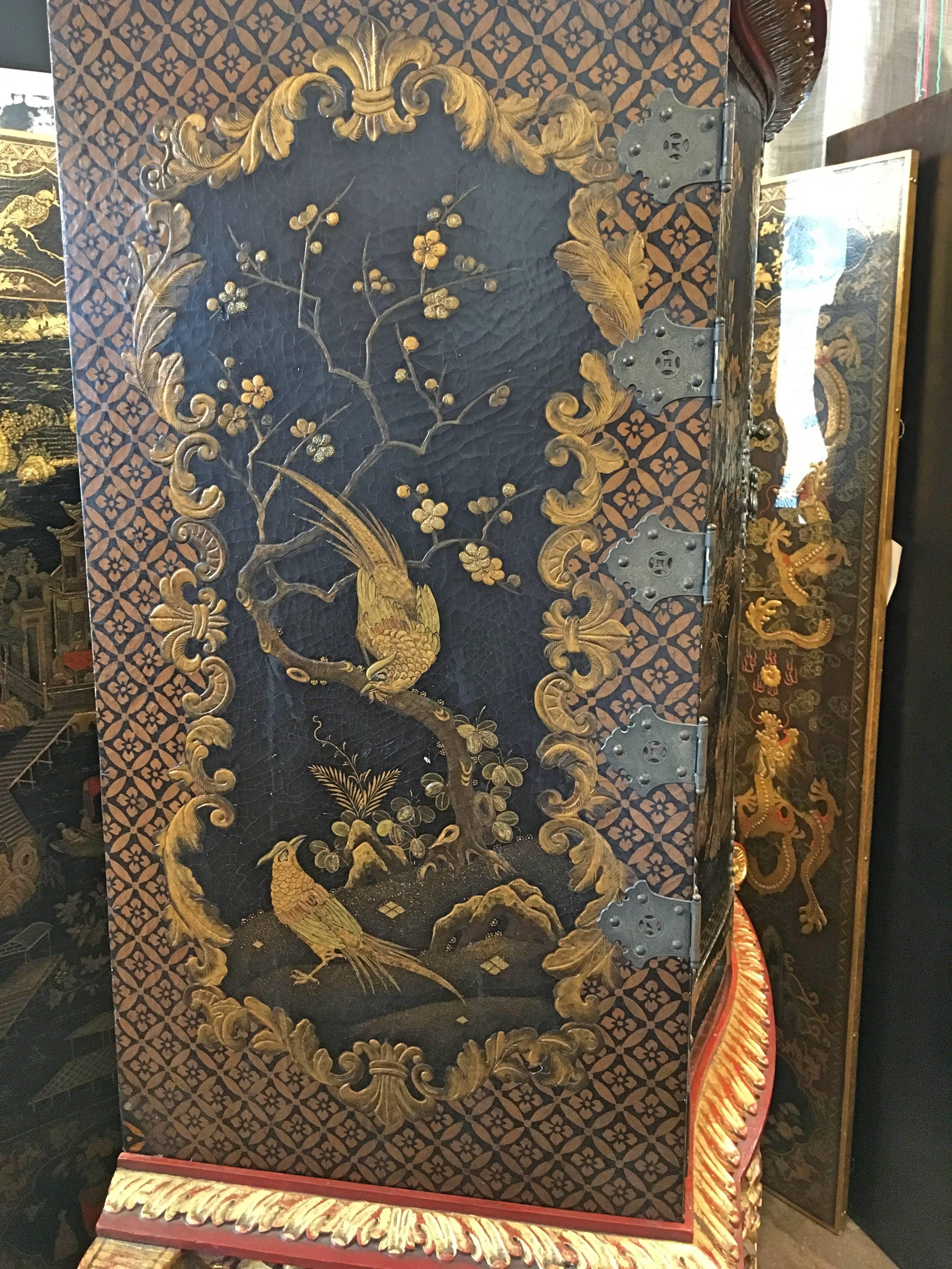 Japonisme Black Lacquer and Gilt Decorated Cabinet on Carved Gilt Stand In Good Condition In Austin, TX