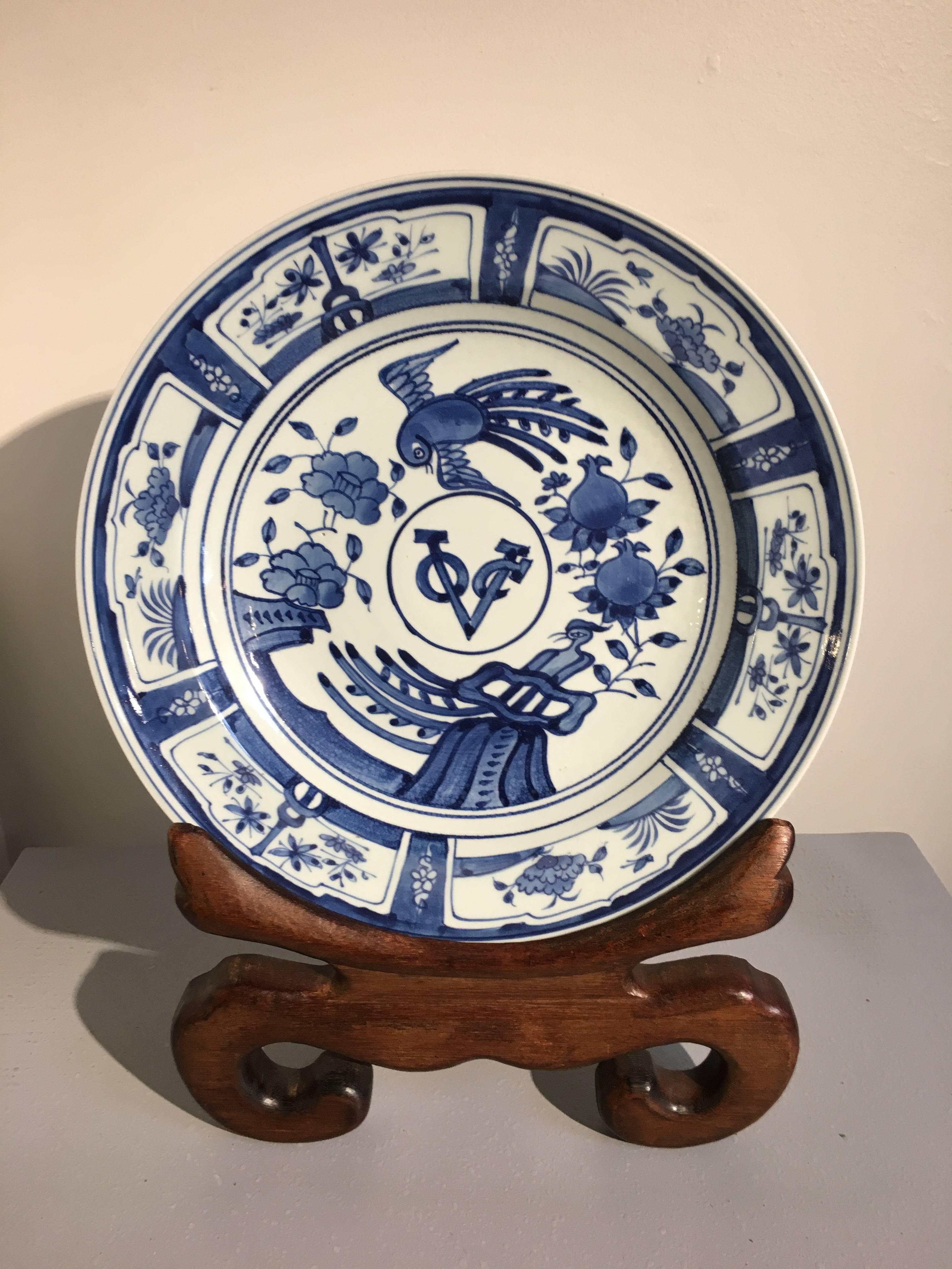 Exportation chinoise Six assiettes de présentation en porcelaine bleue et blanche de style exportation chinoise VOC, XXe siècle en vente