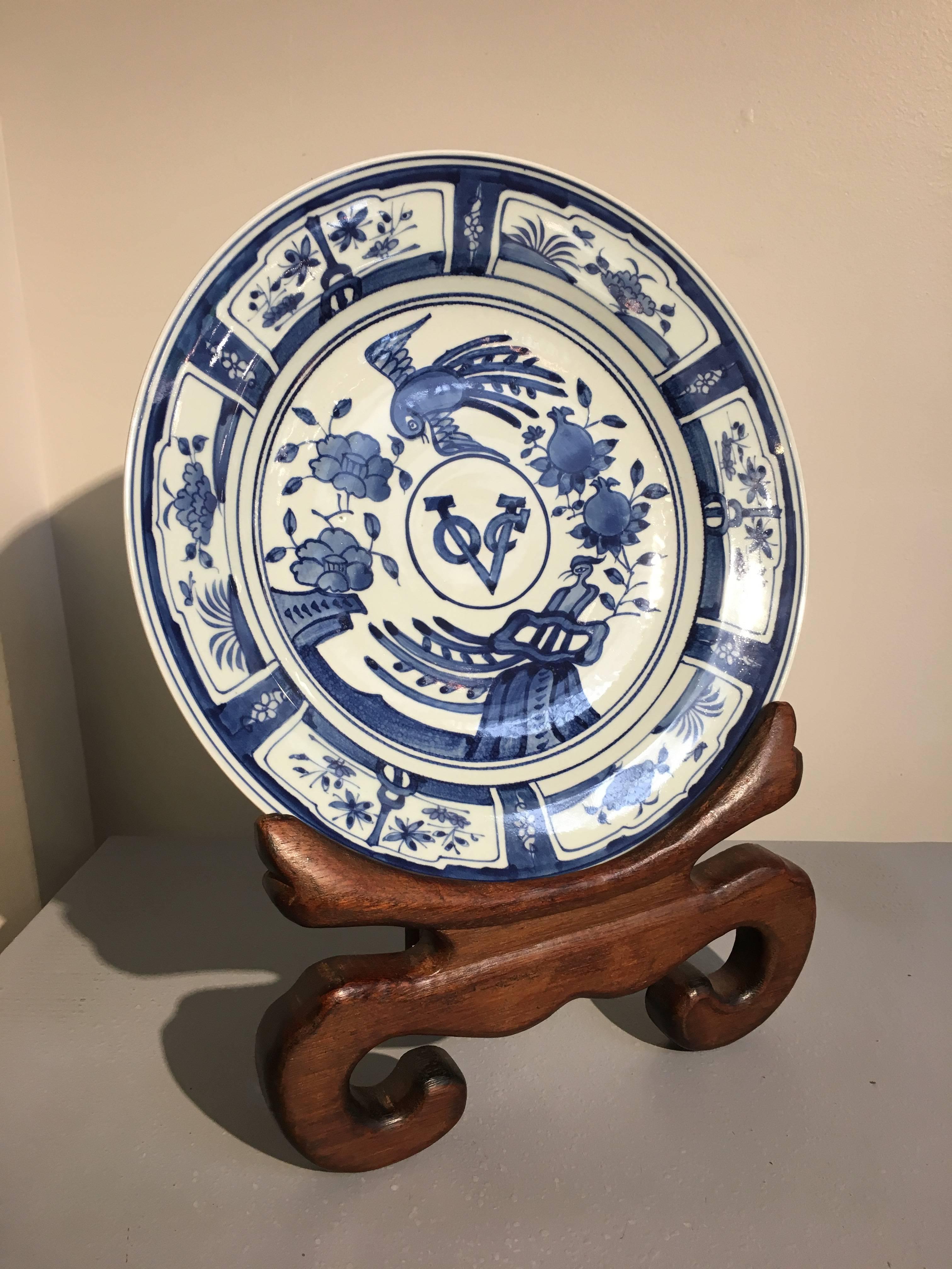 Peint à la main Six assiettes de présentation en porcelaine bleue et blanche de style exportation chinoise VOC, XXe siècle en vente