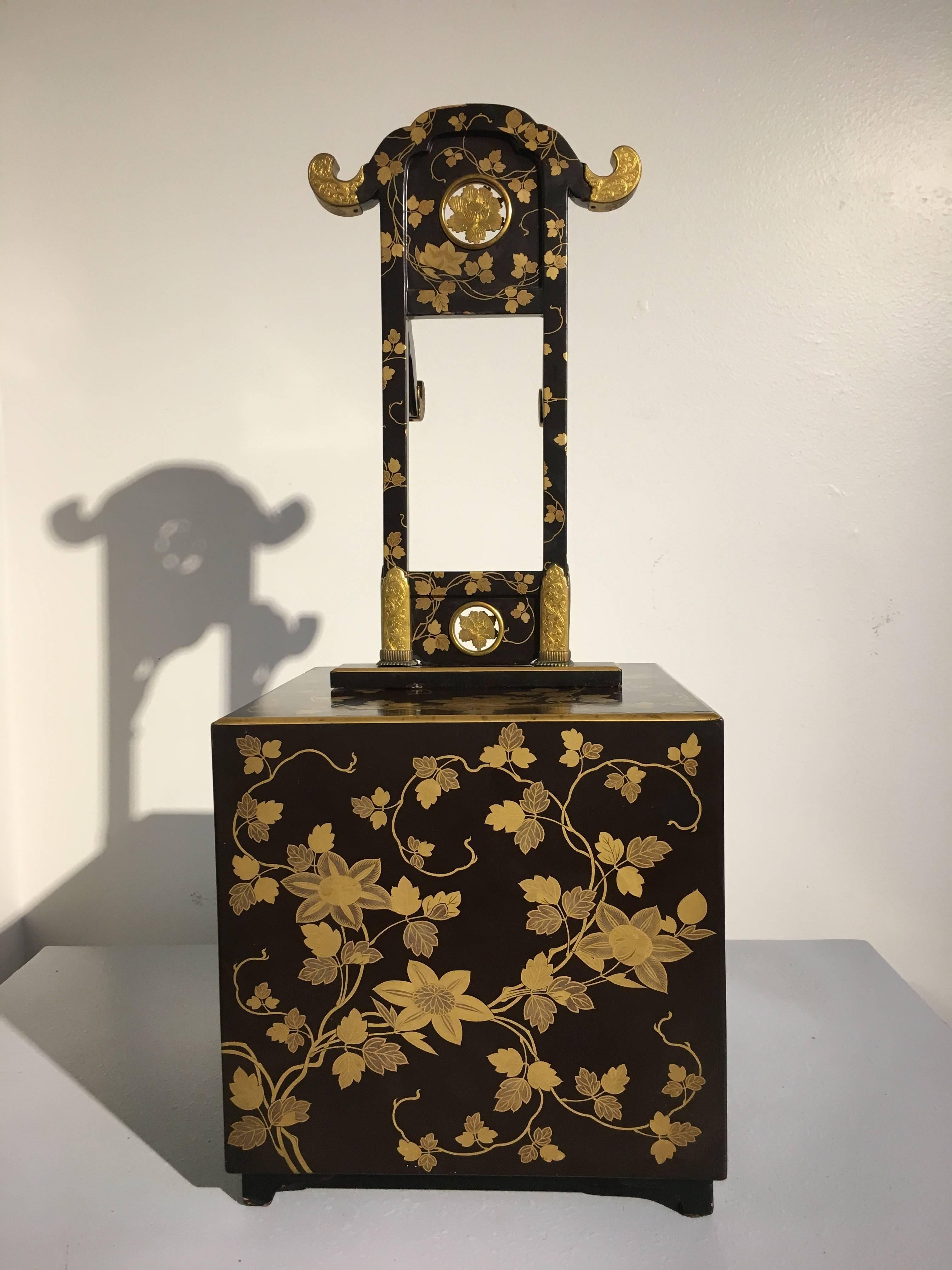Japanese Edo Period Black and Gold Lacquer Vanity Box, circa 1800 In Good Condition In Austin, TX
