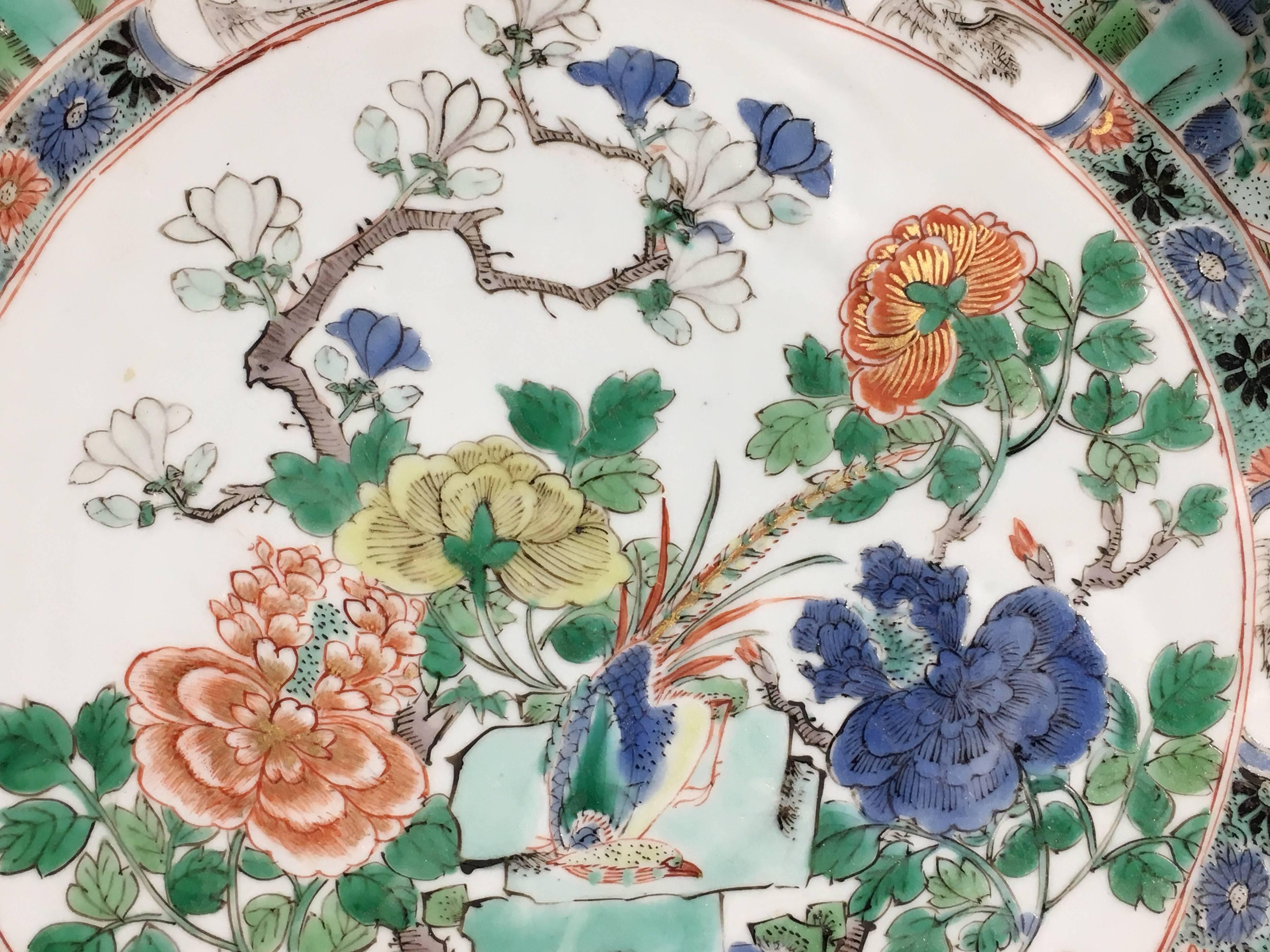 Smaltato Grande piatto in porcellana Kangxi Famille Verte, dinastia Qing, XVII-XVIII sec. in vendita