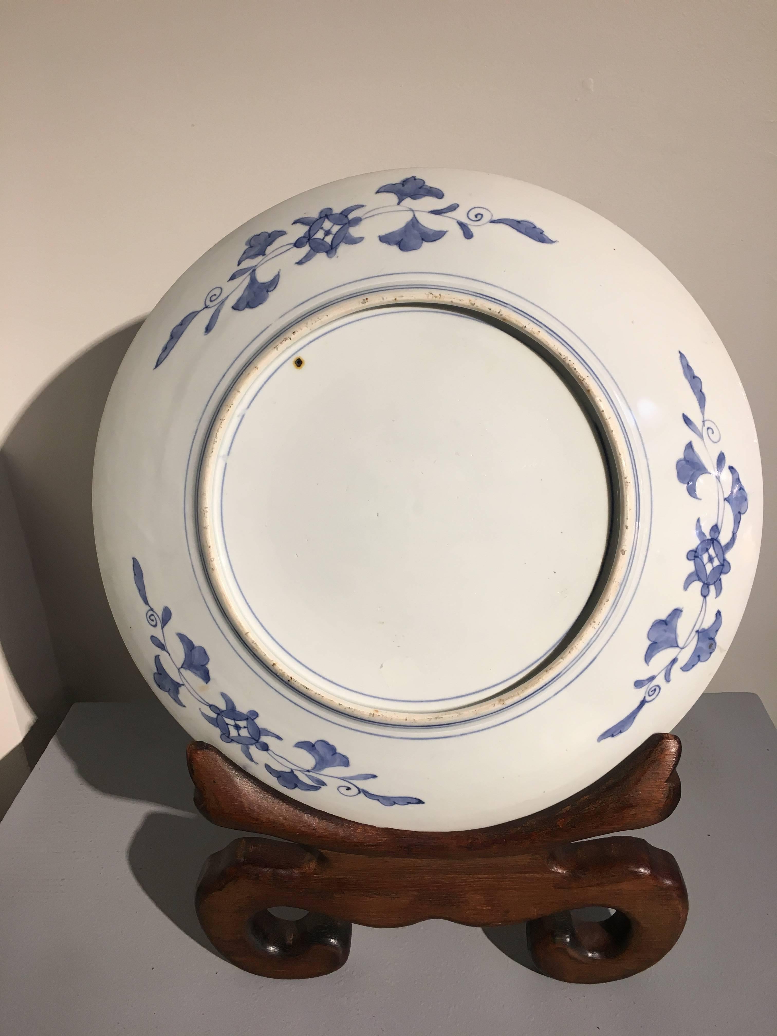 Japanese Meiji Period Imari Porcelain Charger, Late 19th Century In Good Condition In Austin, TX