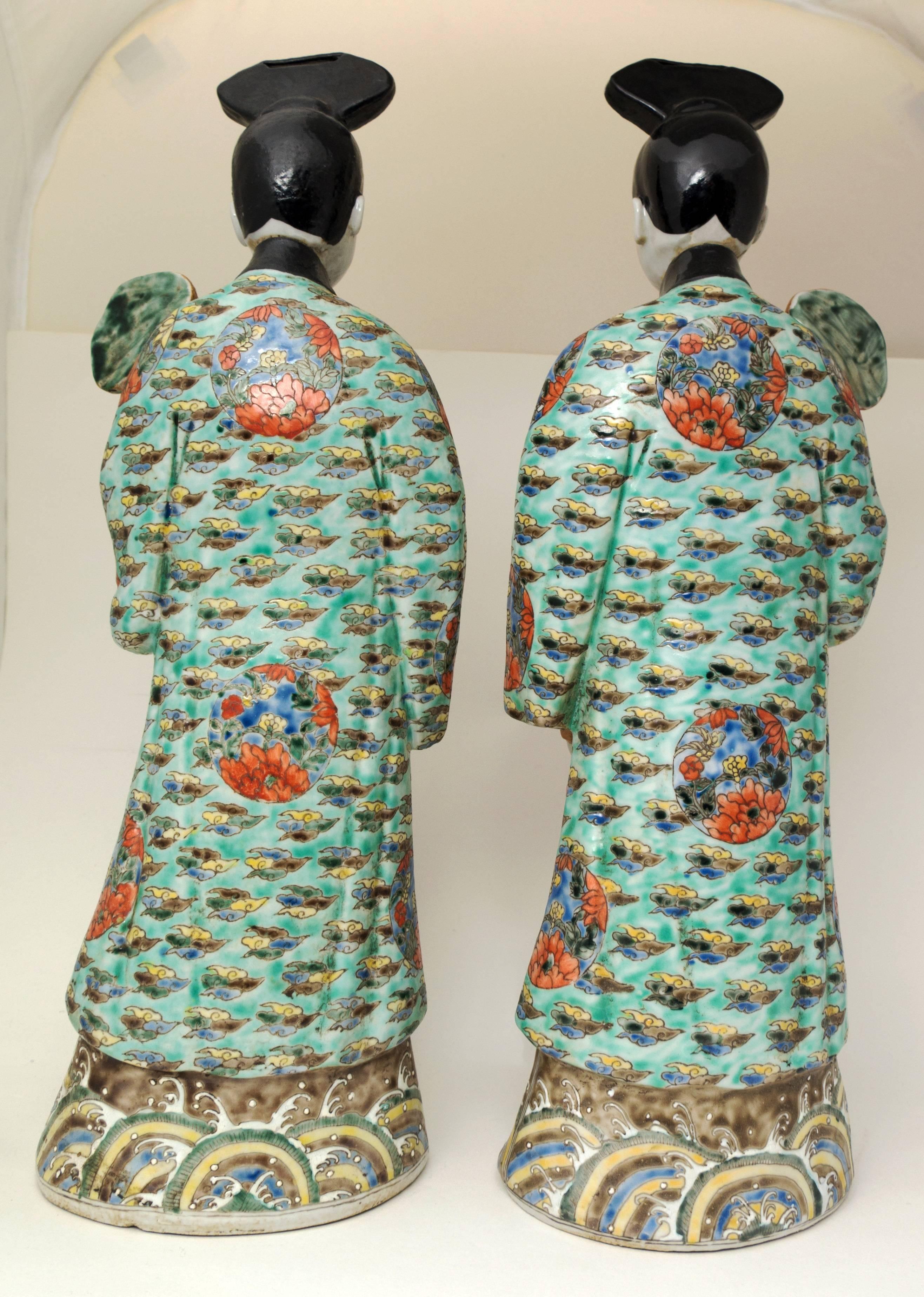 Chinoiseries Paire de sculptures de dames de cour en porcelaine de Chine en vente
