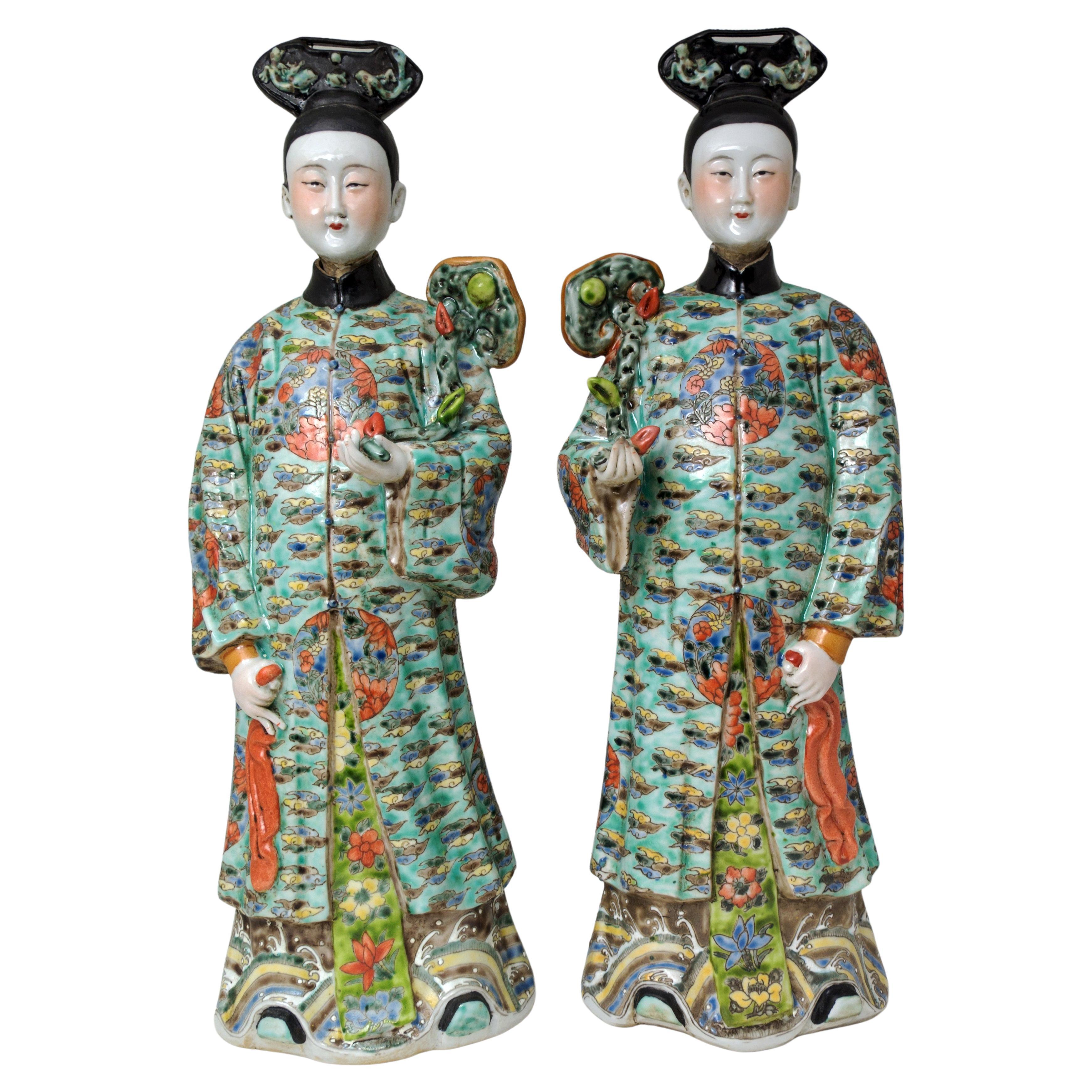 Paire de sculptures de dames de cour en porcelaine de Chine