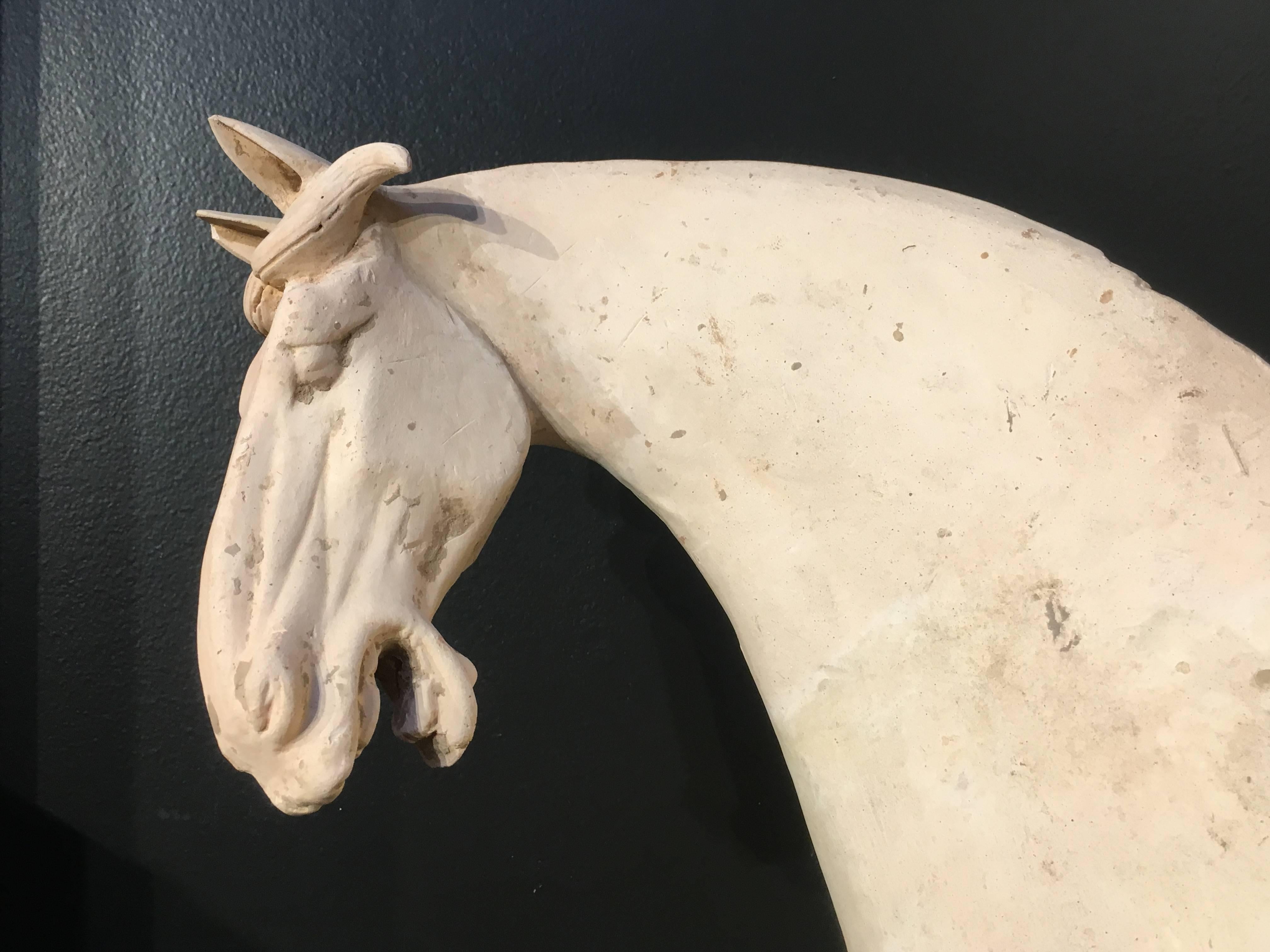 Grand modèle de poterie peinte du début de la dynastie Tang représentant un cheval cabré, testé TL Bon état - En vente à Austin, TX