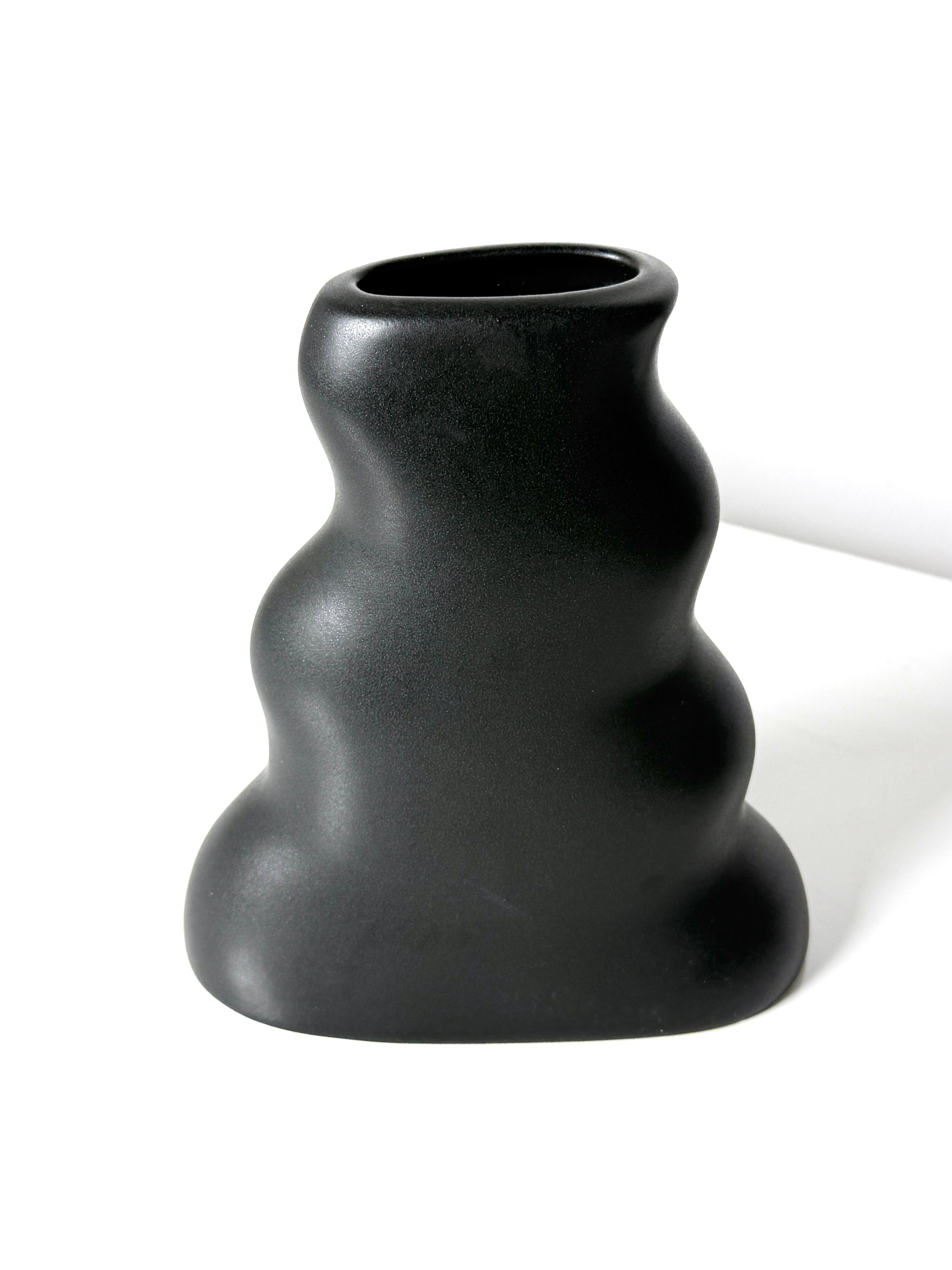 Juego de 3 Vasos de Cerámica Negro Mate Jarrones Postmodernos Orgánicos de Craig Smith en venta 4