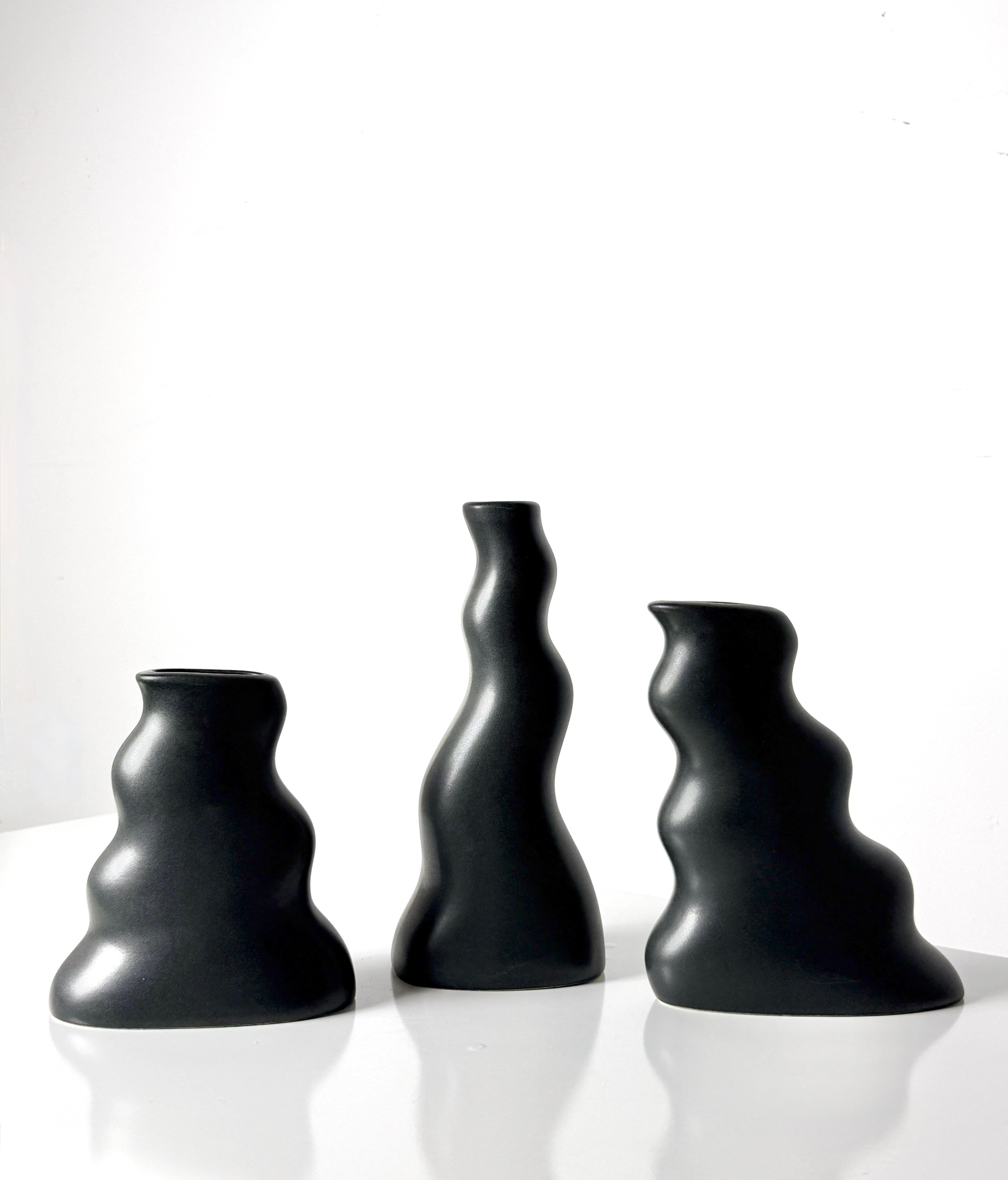 Agrupación de vasijas postmodernas escultóricas de Craig Smith
Alrededor de 1990

Formas orgánicas y fluidas de altura variable en esmalte negro mate
Firmado en la parte inferior

8,5 - 12,75 pulgadas de altura
5,5 - 8,5 pulgadas de ancho
3,5 - 4,5