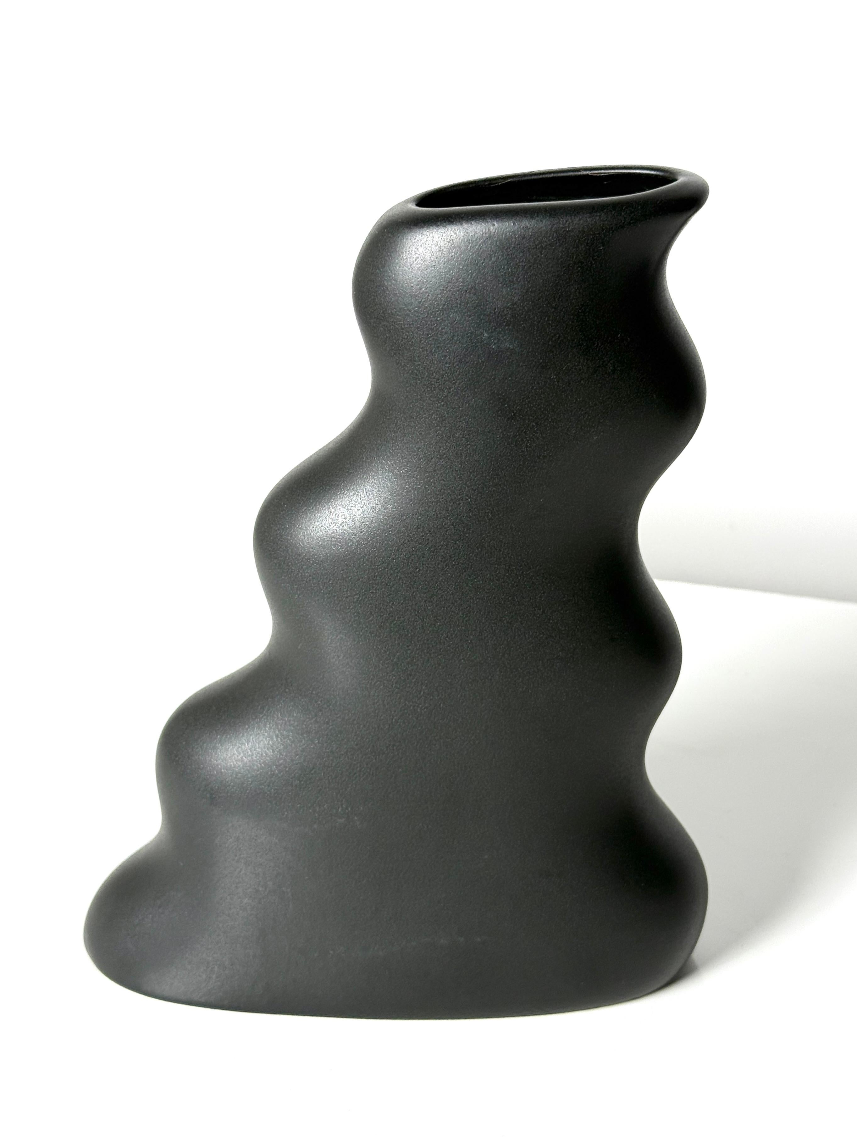 Juego de 3 Vasos de Cerámica Negro Mate Jarrones Postmodernos Orgánicos de Craig Smith en venta 3