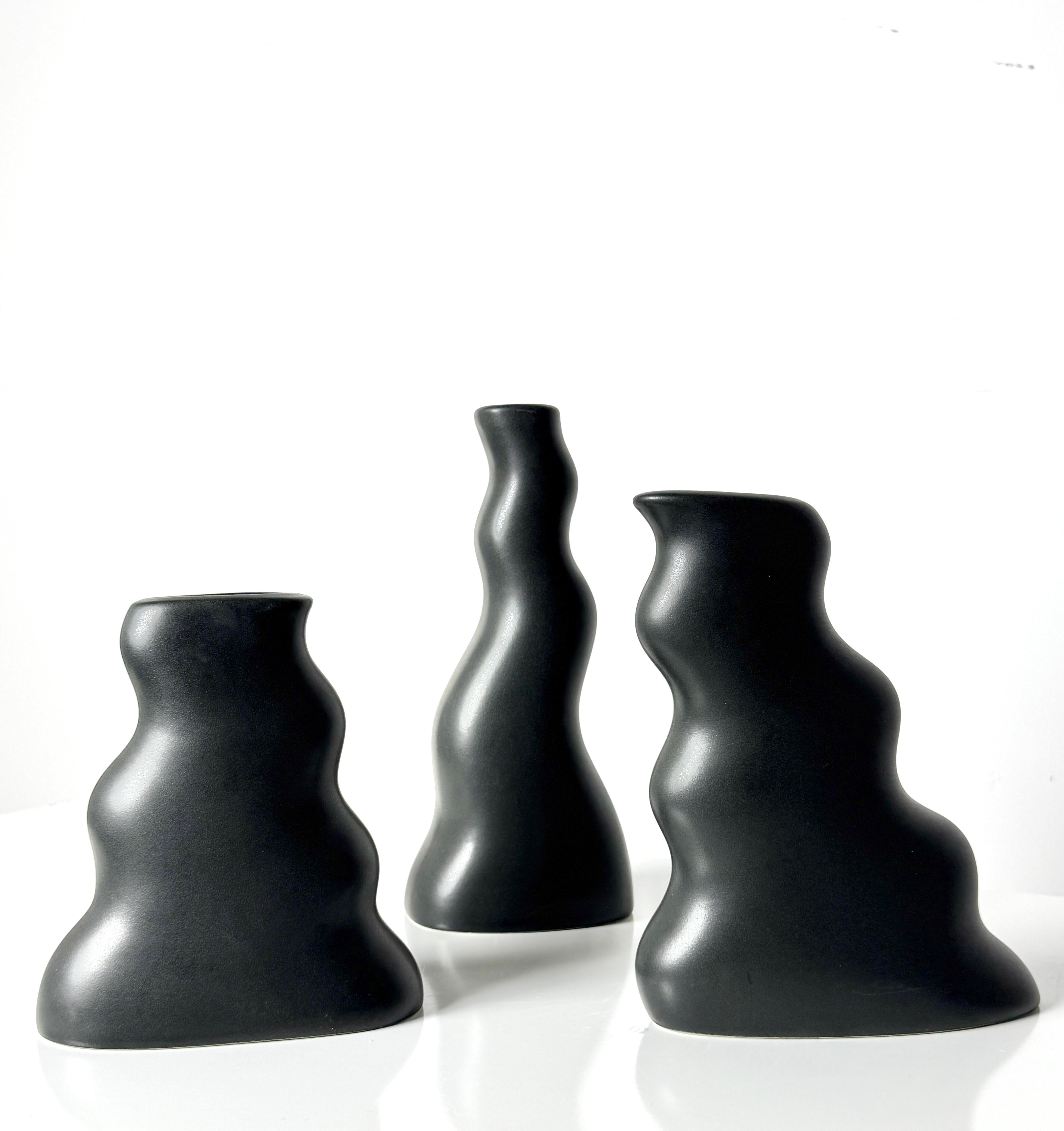 Juego de 3 Vasos de Cerámica Negro Mate Jarrones Postmodernos Orgánicos de Craig Smith Posmoderno en venta
