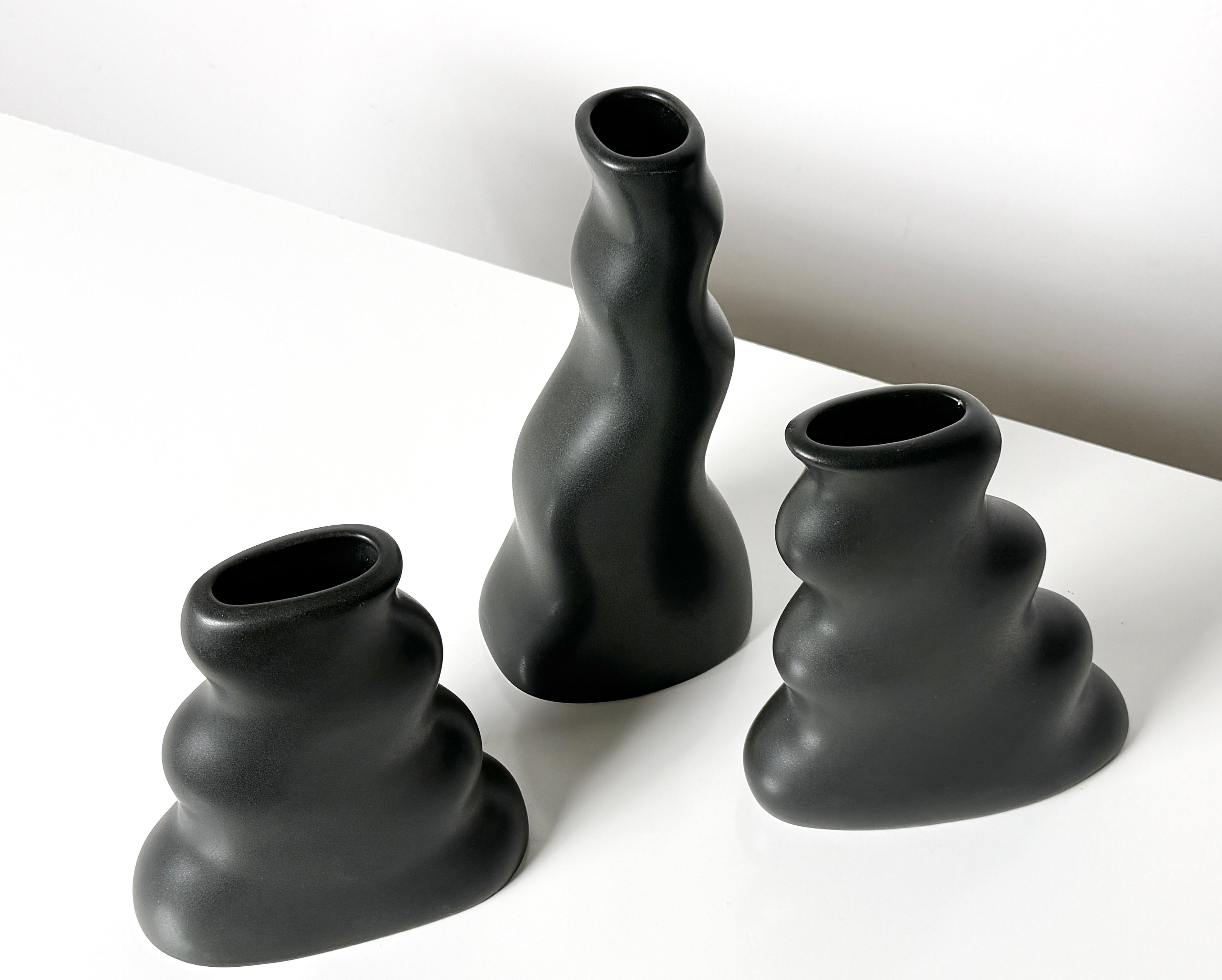 Juego de 3 Vasos de Cerámica Negro Mate Jarrones Postmodernos Orgánicos de Craig Smith en venta 1