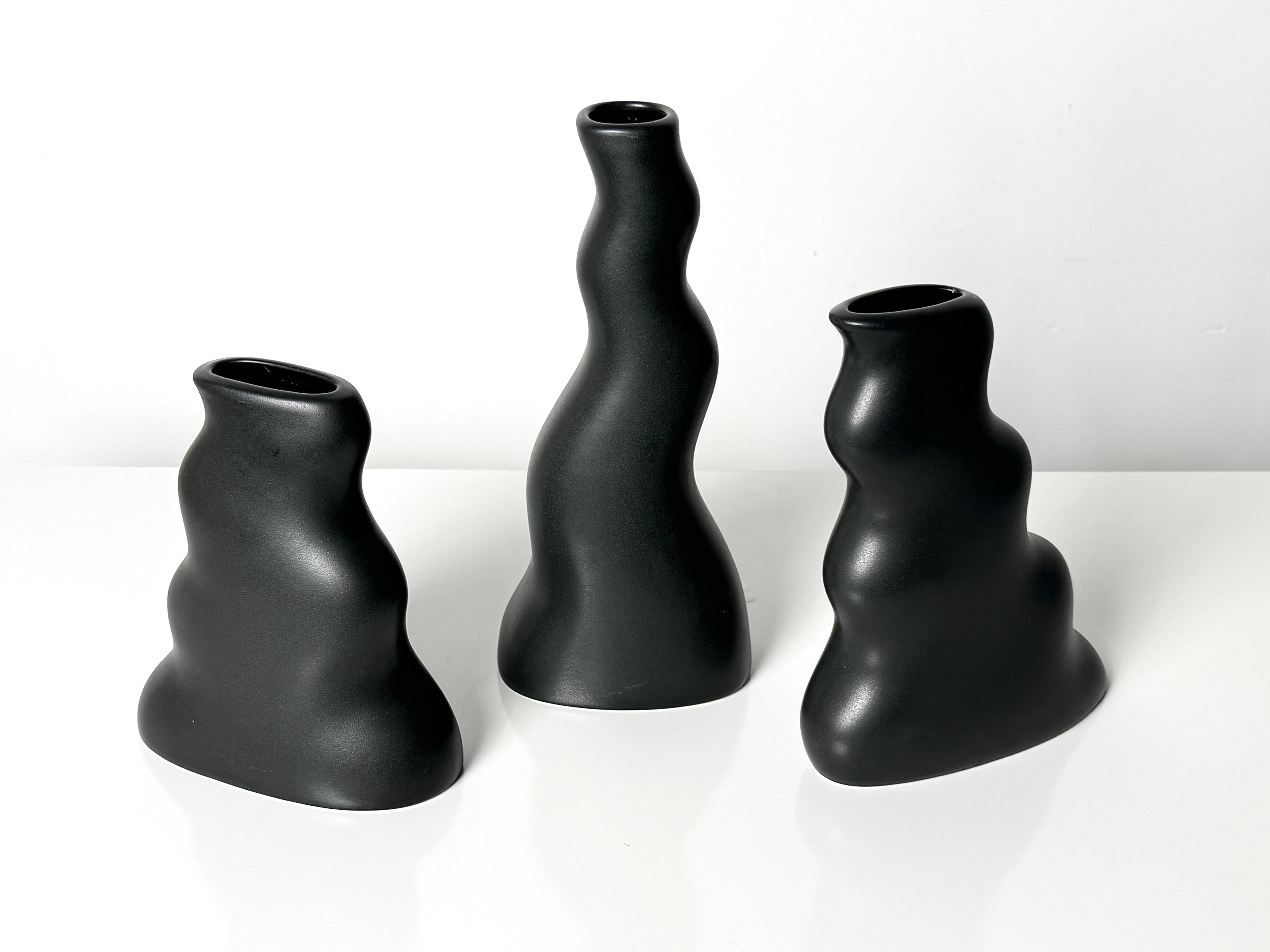 Juego de 3 Vasos de Cerámica Negro Mate Jarrones Postmodernos Orgánicos de Craig Smith Cerámico en venta