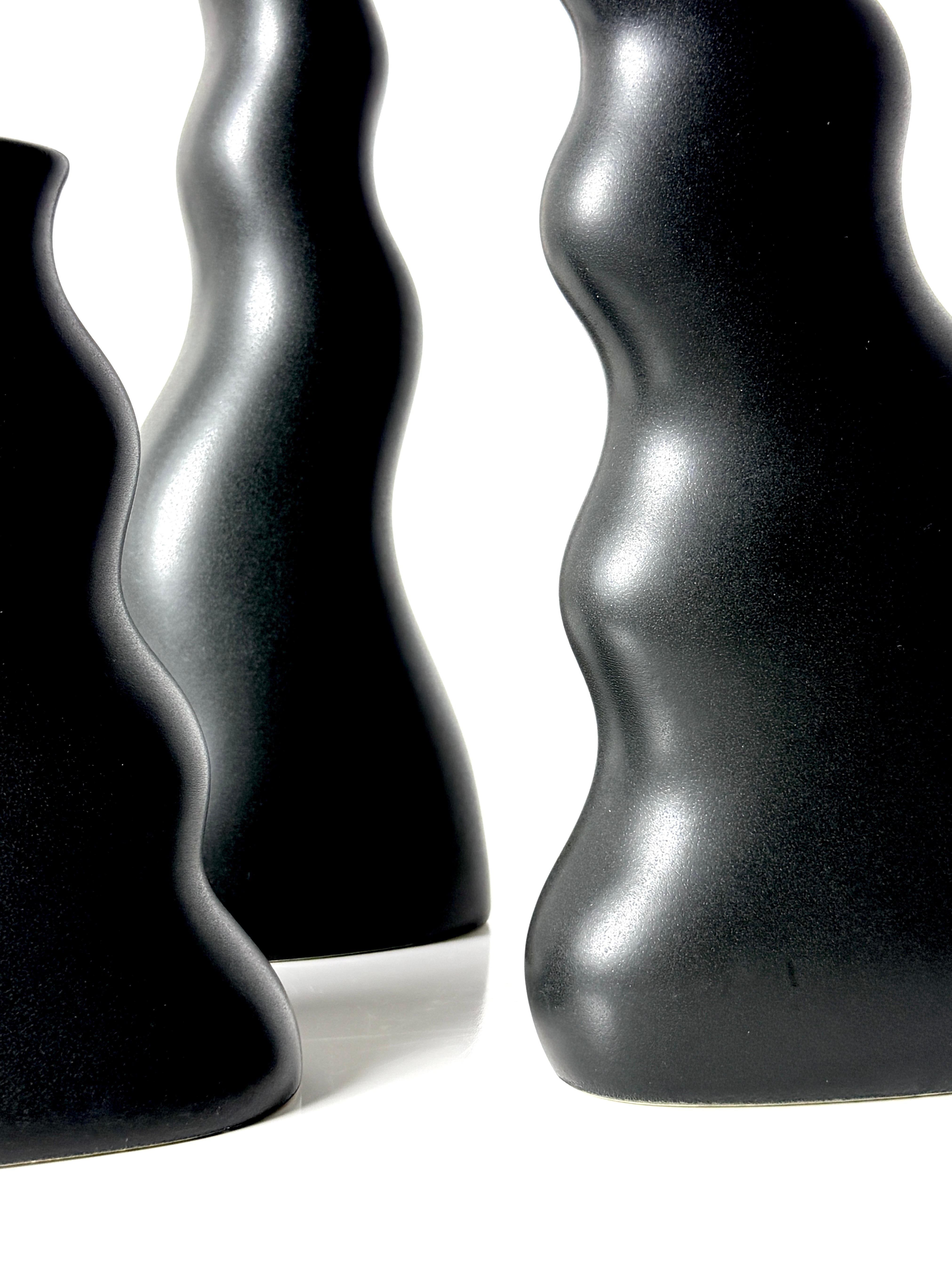 Juego de 3 Vasos de Cerámica Negro Mate Jarrones Postmodernos Orgánicos de Craig Smith en Bueno estado para la venta en Troy, MI