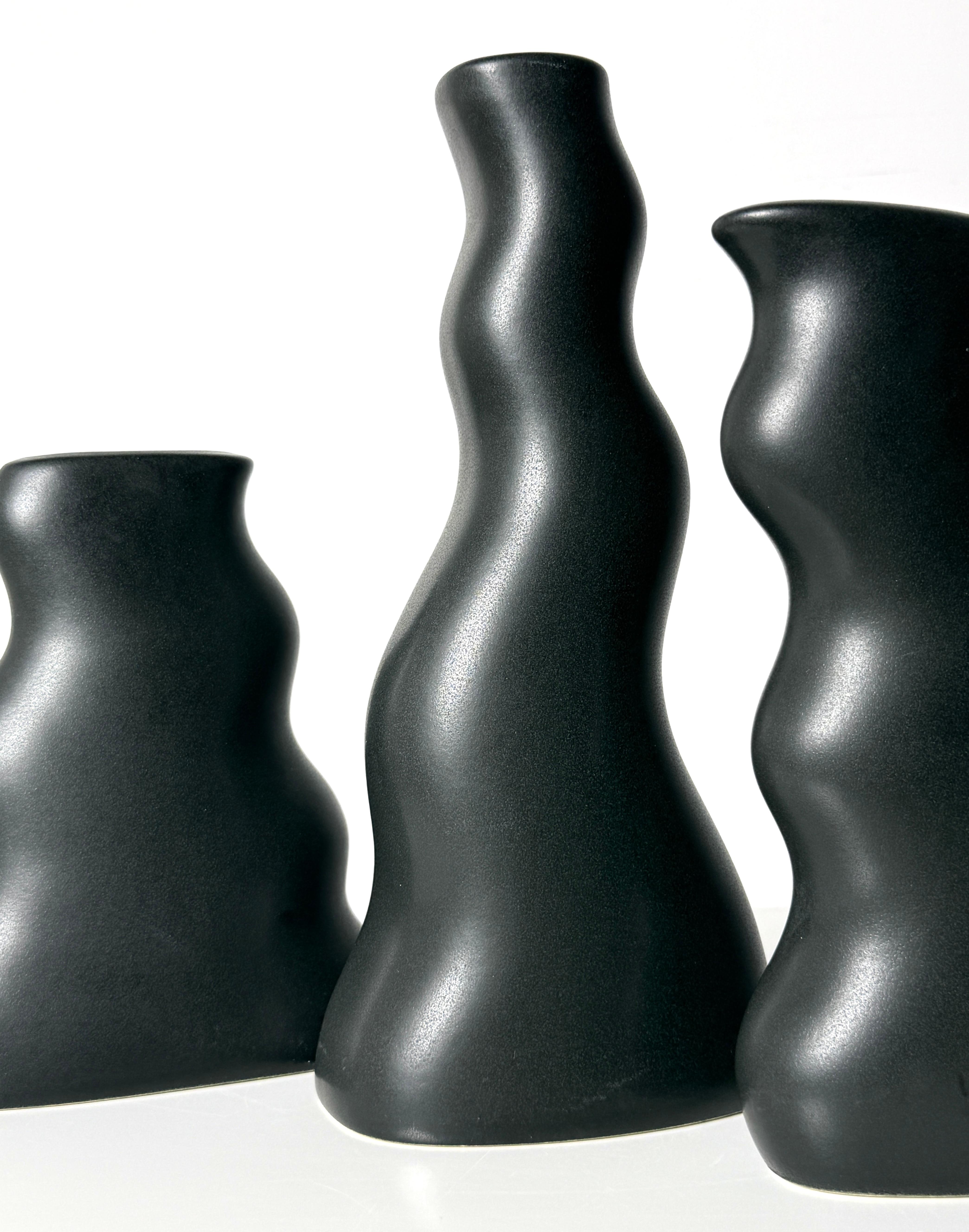 Juego de 3 Vasos de Cerámica Negro Mate Jarrones Postmodernos Orgánicos de Craig Smith Estadounidense en venta