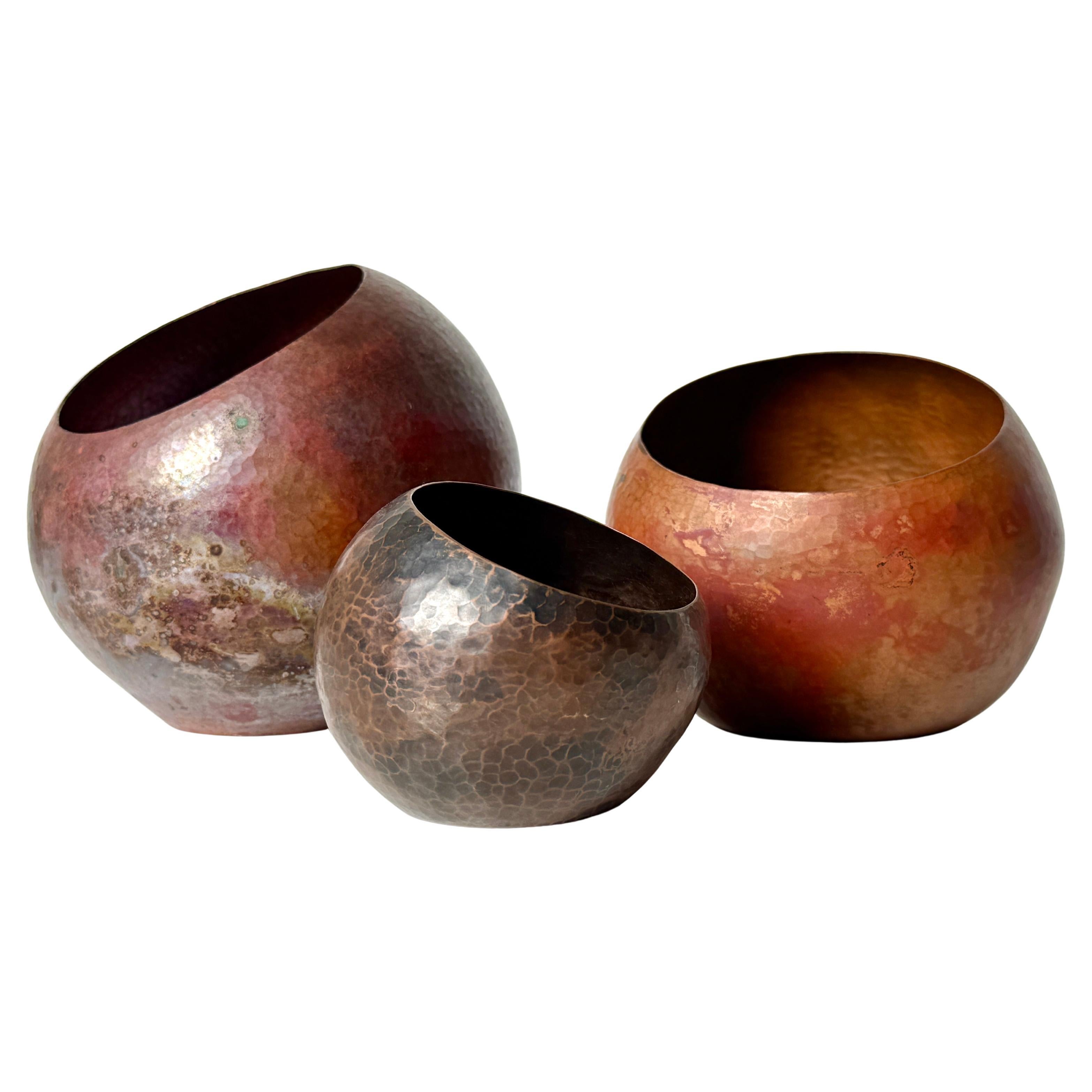 Set di 3 vaschette rotonde in rame martellato asimmetriche Modernismo messicano 1960 in vendita