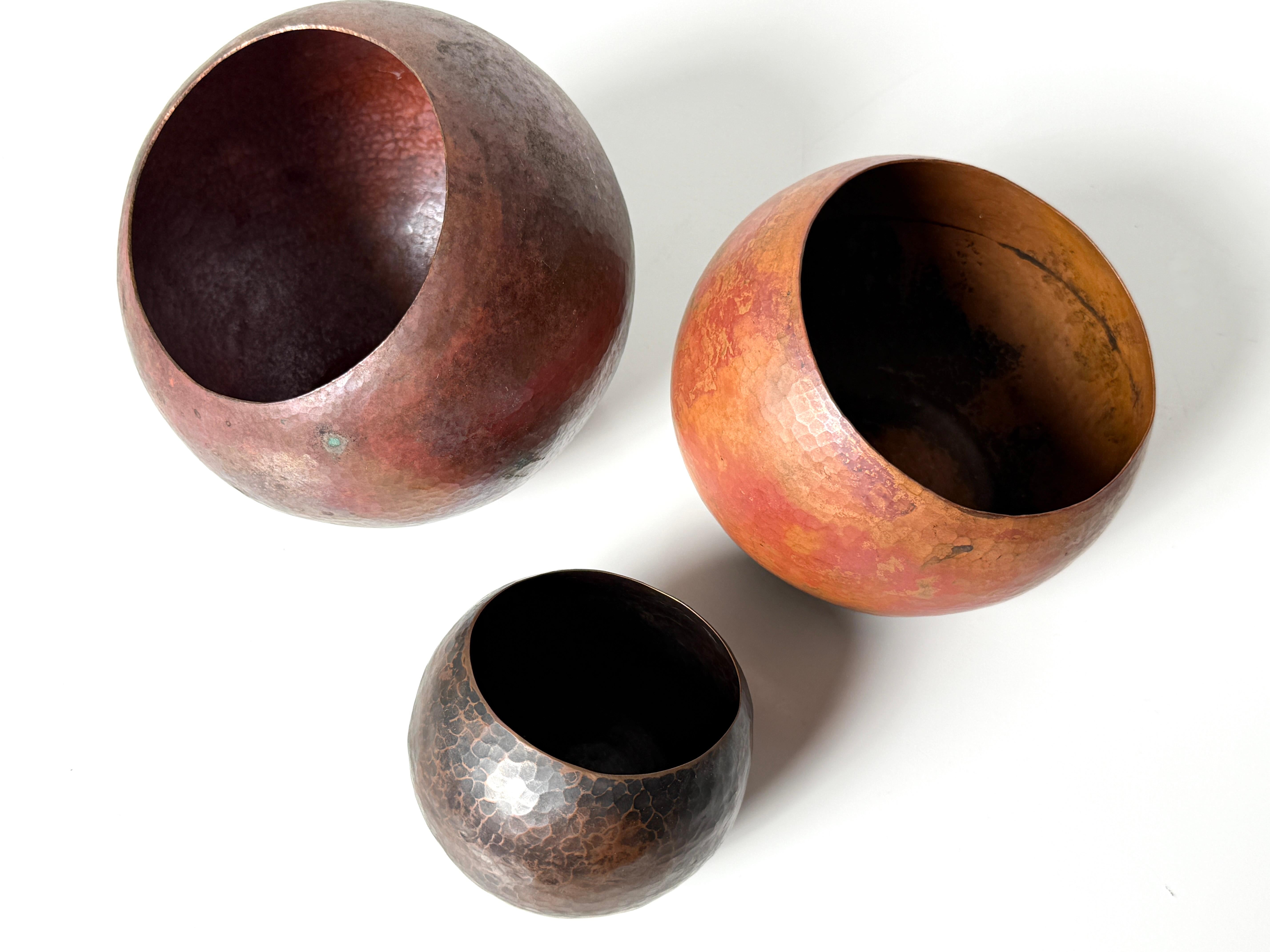 Metà XX secolo Set di 3 vaschette rotonde in rame martellato asimmetriche Modernismo messicano 1960 in vendita