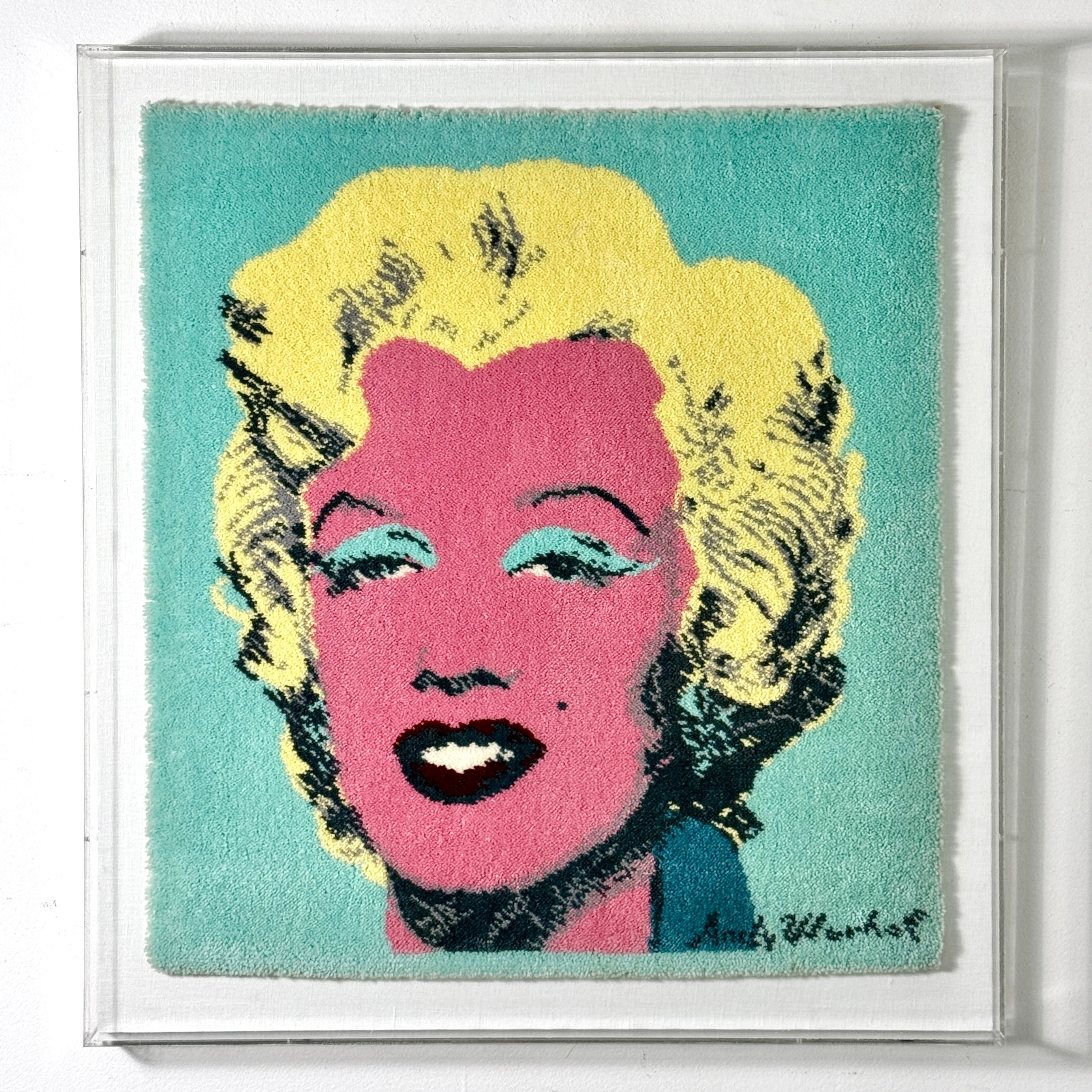 Andy Warhol Marilyn Monroe Tapis d'art suspendu dans un cadre Lucite Shadowbox en vente