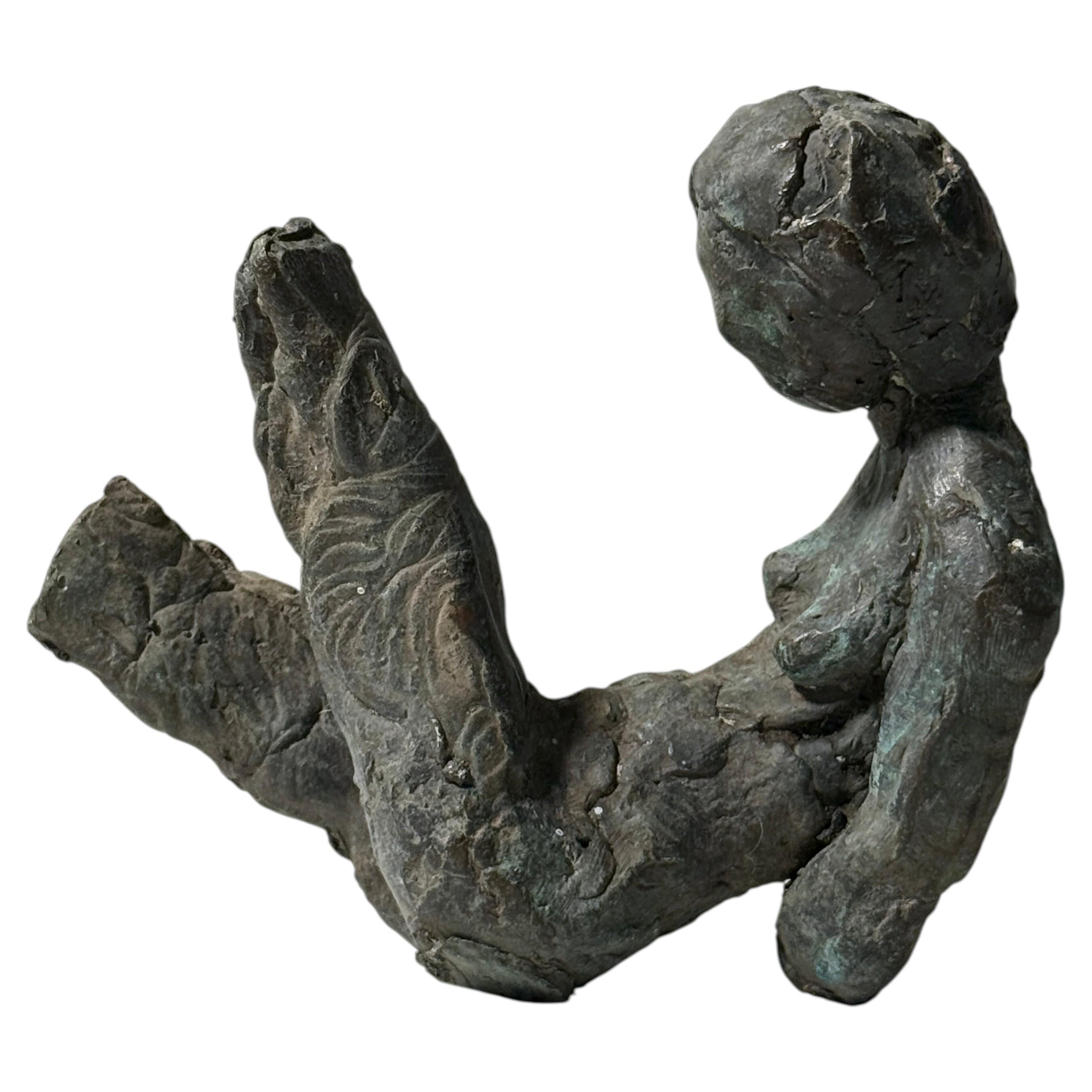 Scultura modernista in bronzo della metà del secolo, figura femminile astratta in posizione sdraiata, anni '50