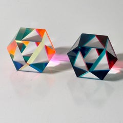 Coppia di sculture da tavolo geometriche in acrilico prismatico di Vasa Velizar Mihich, 1996