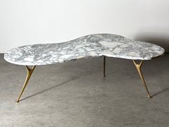 Table basse sculpturale biomorphique en marbre de Breccia et laiton, Italie, années 1950
