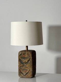 Skulpturale, modernistische Studio-Tischlampe aus behauenem Stein mit abstraktem Relief, 1950er Jahre