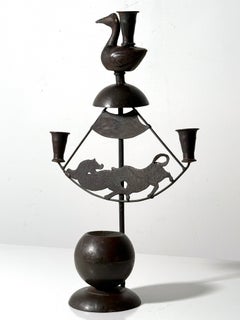 Skulpturaler antiker Volkskunst-Kandelaber aus Eisen mit Vogel- und Tiermotiven