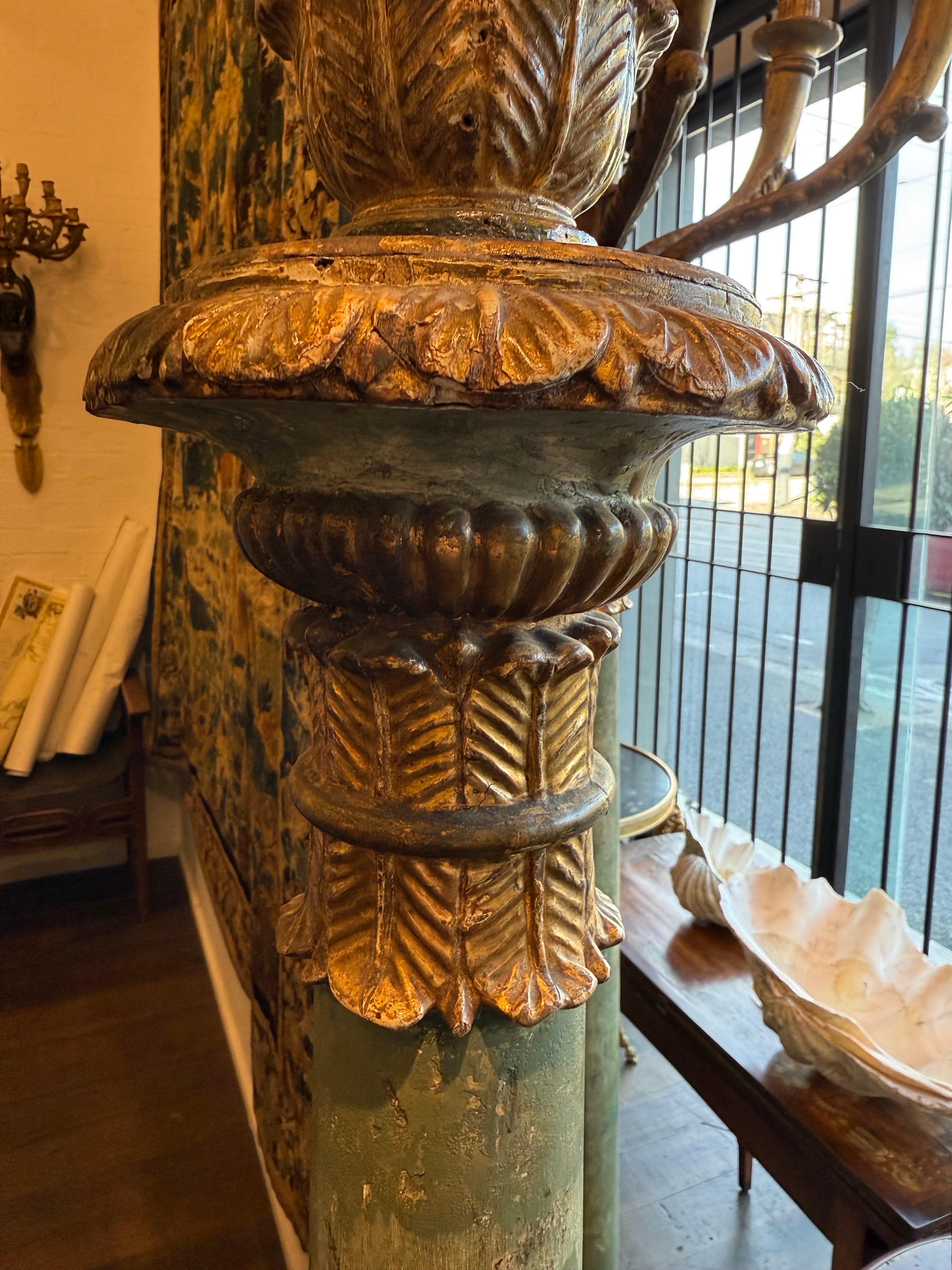 Coppia di grandi candelabri da terra francesi dorati a pacco, XIX secolo in vendita 1