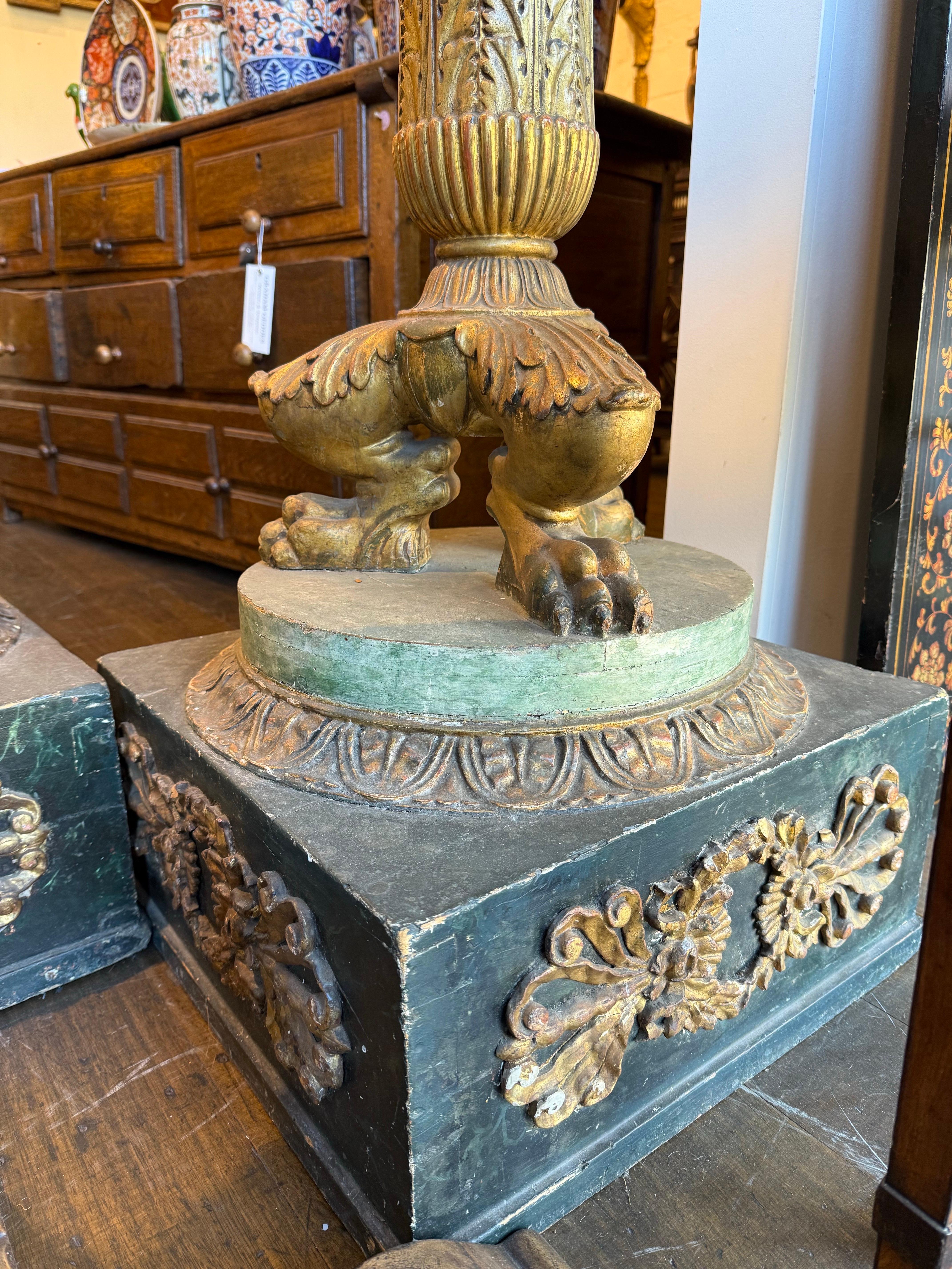 Coppia di grandi candelabri da terra francesi dorati a pacco, XIX secolo in vendita 3