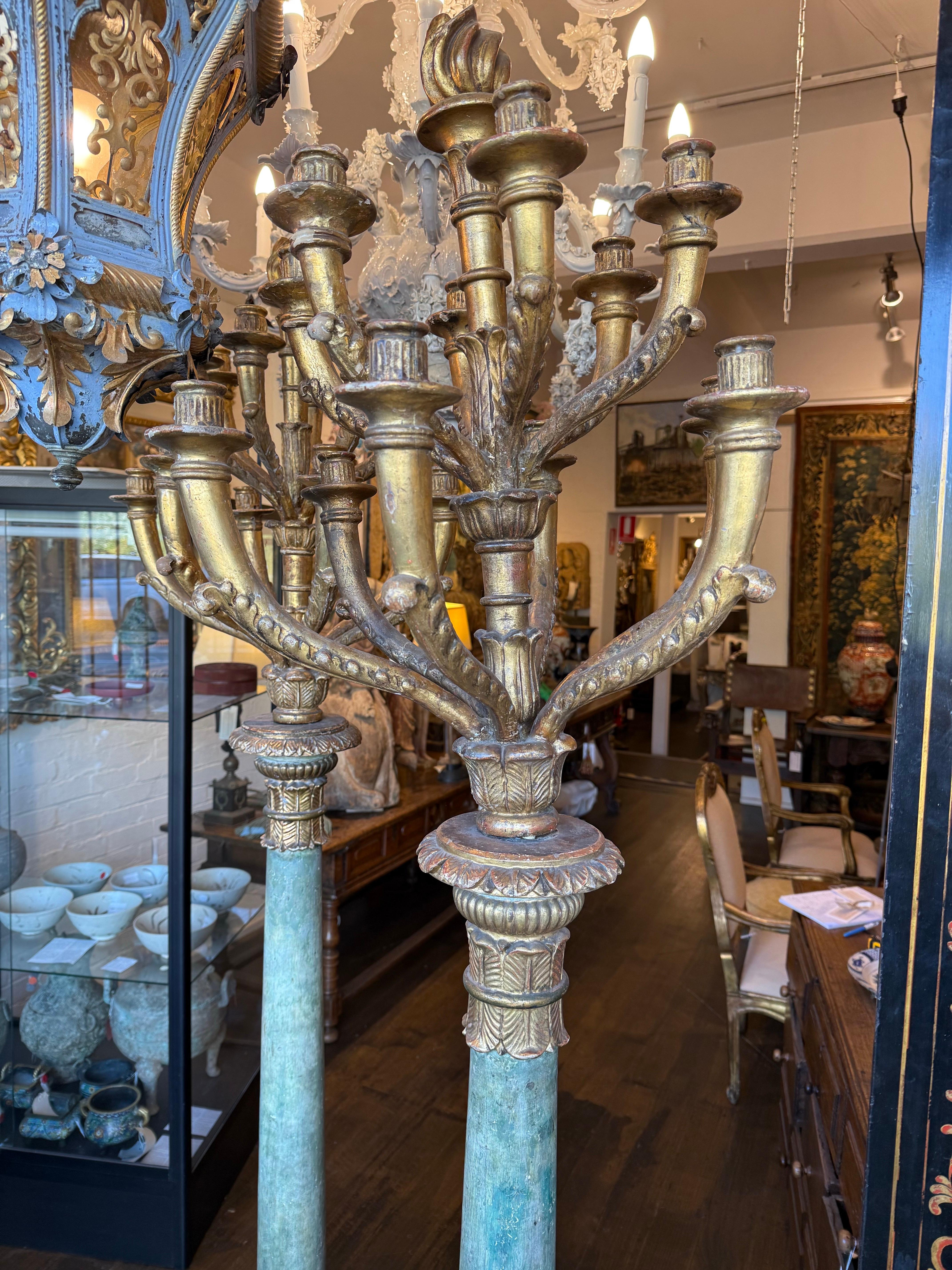Francese Coppia di grandi candelabri da terra francesi dorati a pacco, XIX secolo in vendita