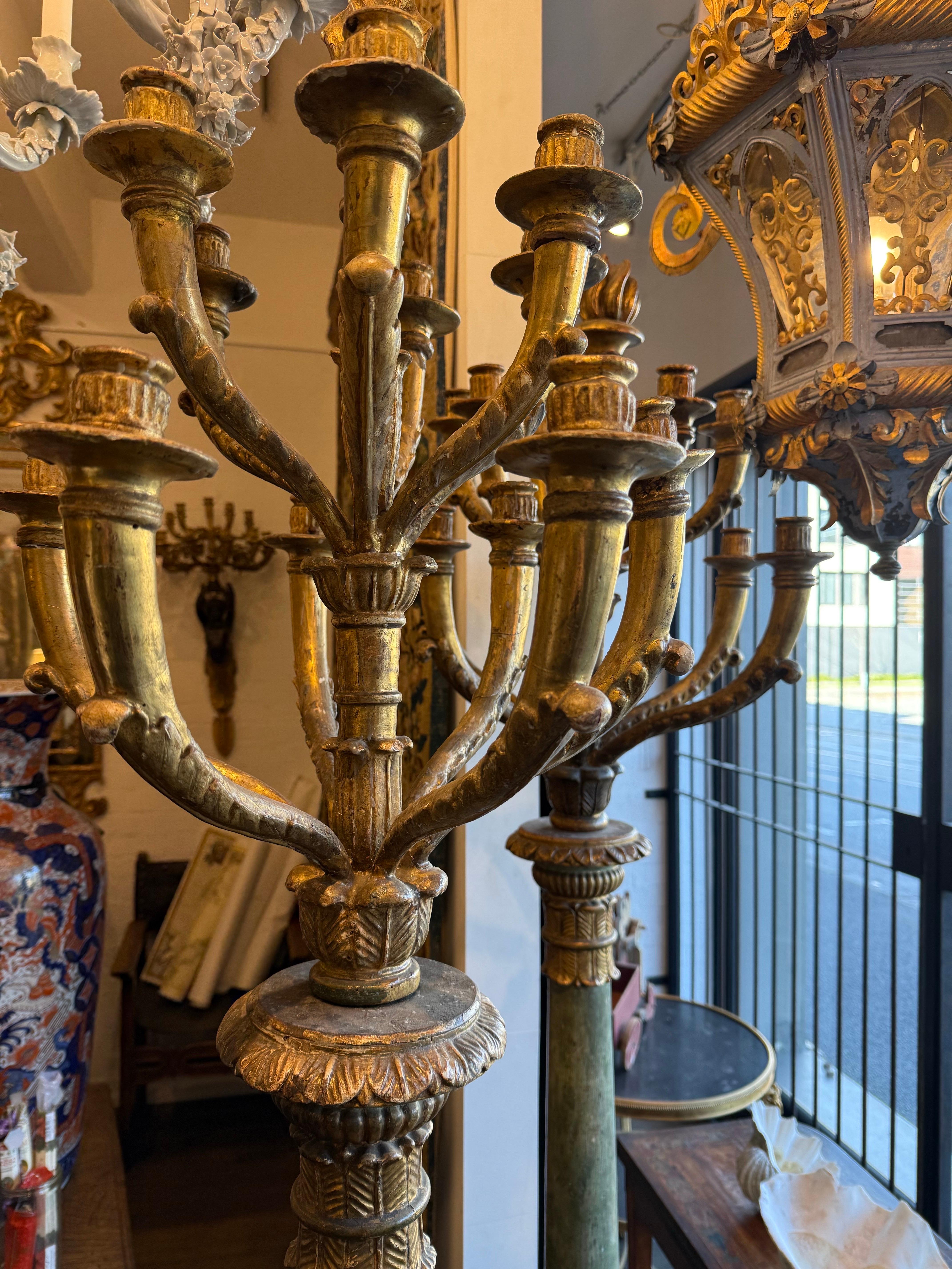 Dorato Coppia di grandi candelabri da terra francesi dorati a pacco, XIX secolo in vendita