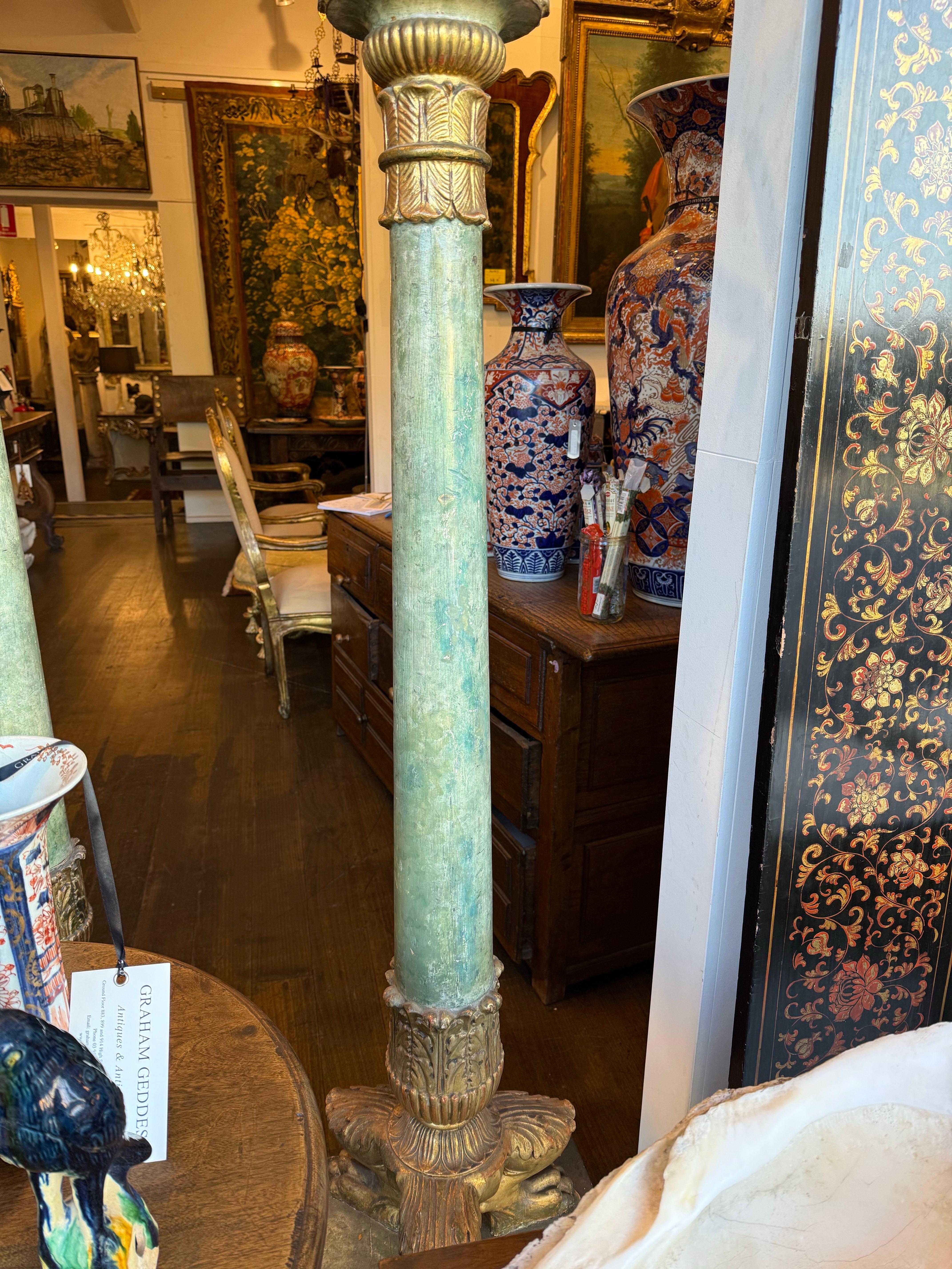 Legno Coppia di grandi candelabri da terra francesi dorati a pacco, XIX secolo in vendita