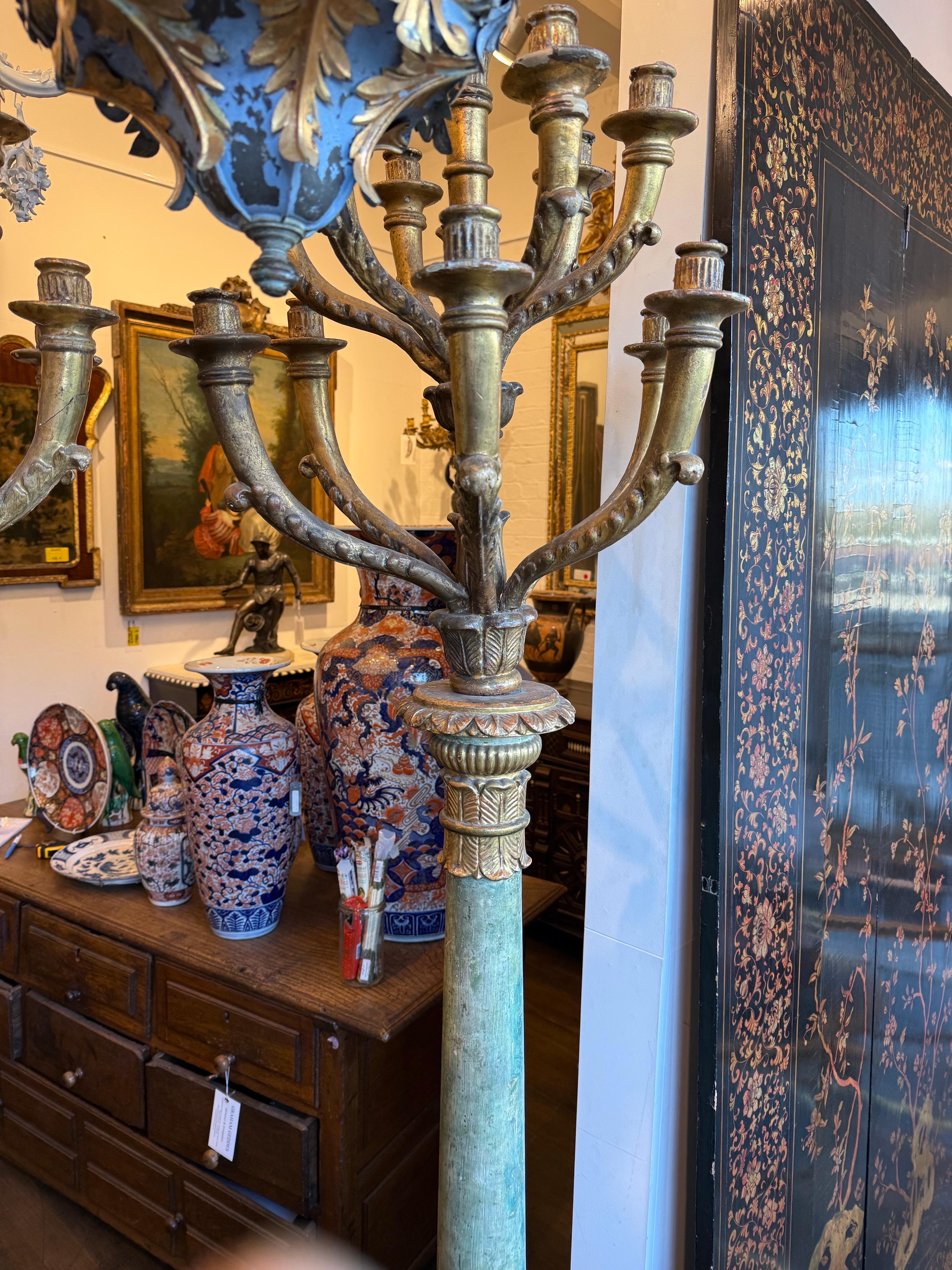 Coppia di grandi candelabri da terra francesi dorati a pacco, XIX secolo In condizioni buone in vendita a ARMADALE, VIC