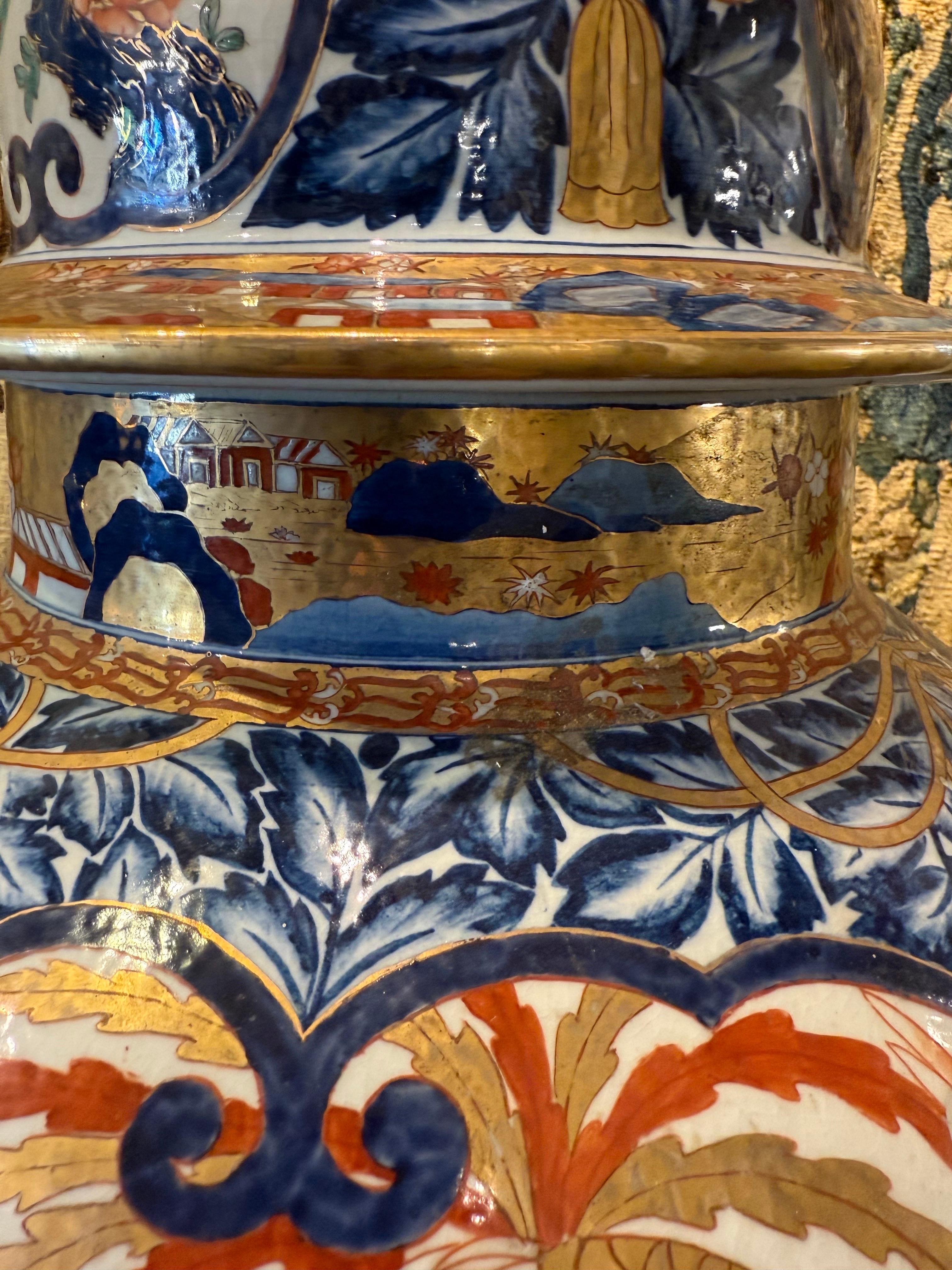 Substantiel vase balustre japonais Imari avec couvercle, début du 20e siècle en vente 1
