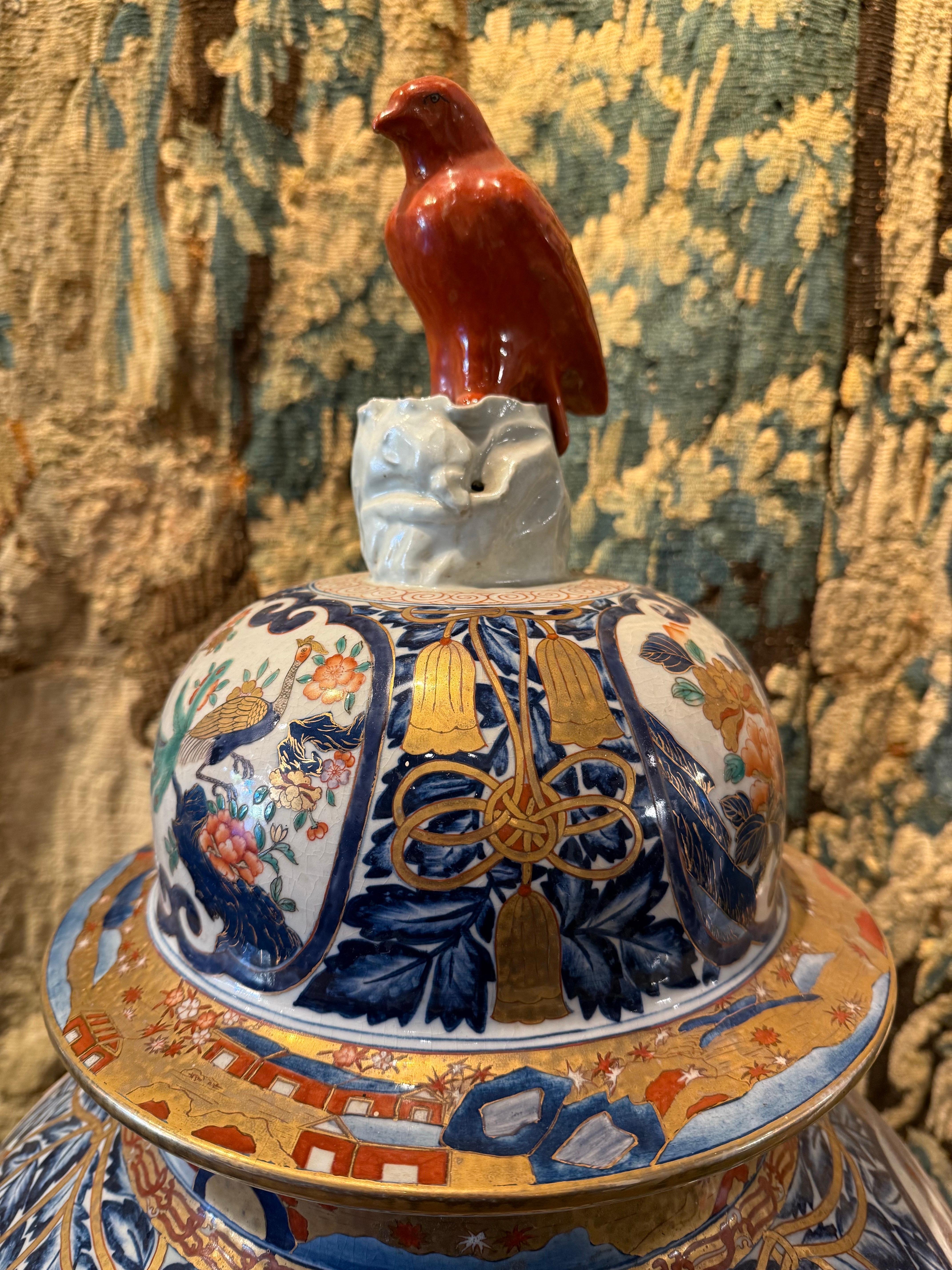 Fait main Substantiel vase balustre japonais Imari avec couvercle, début du 20e siècle en vente