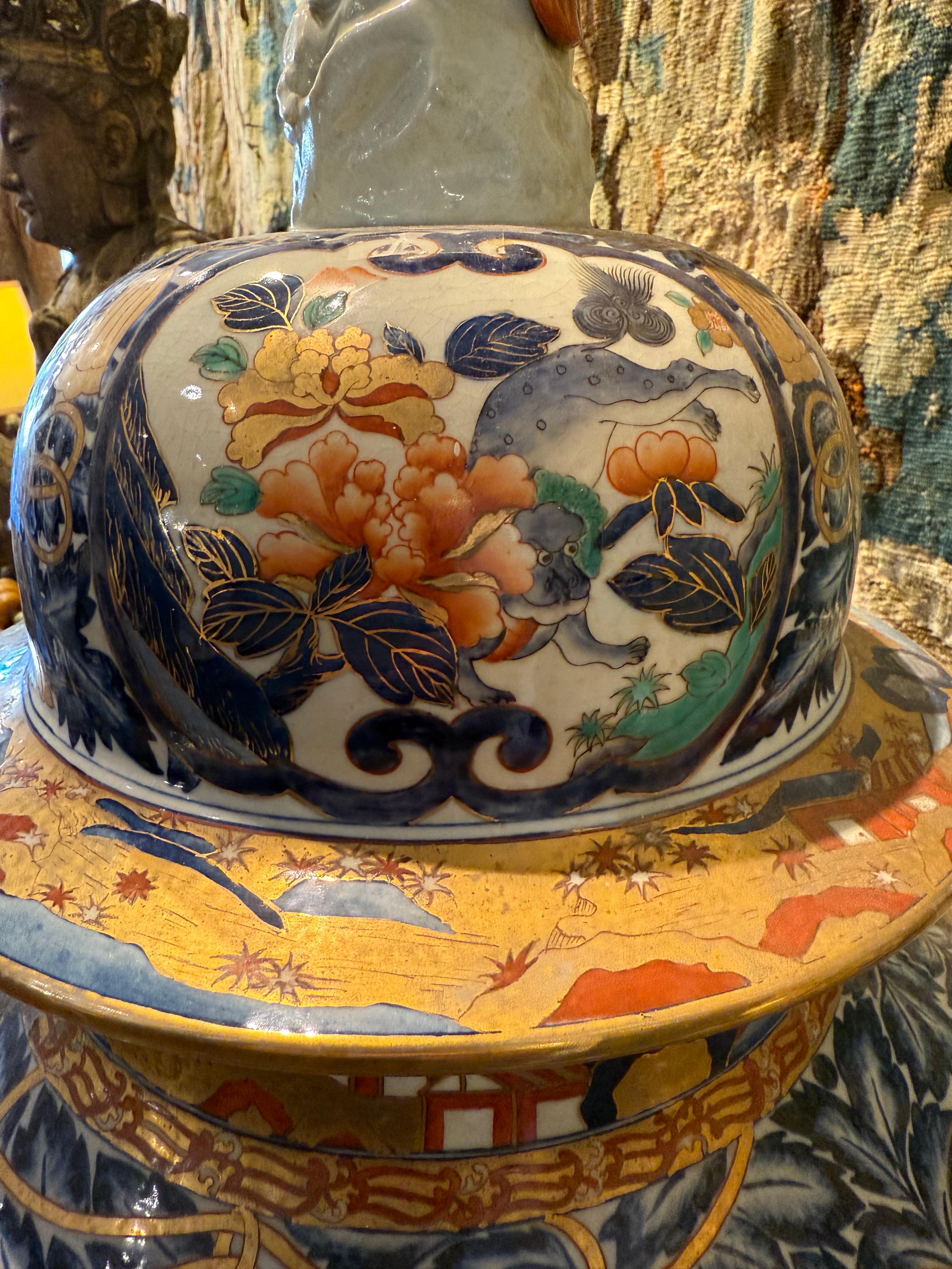 20ième siècle Substantiel vase balustre japonais Imari avec couvercle, début du 20e siècle en vente