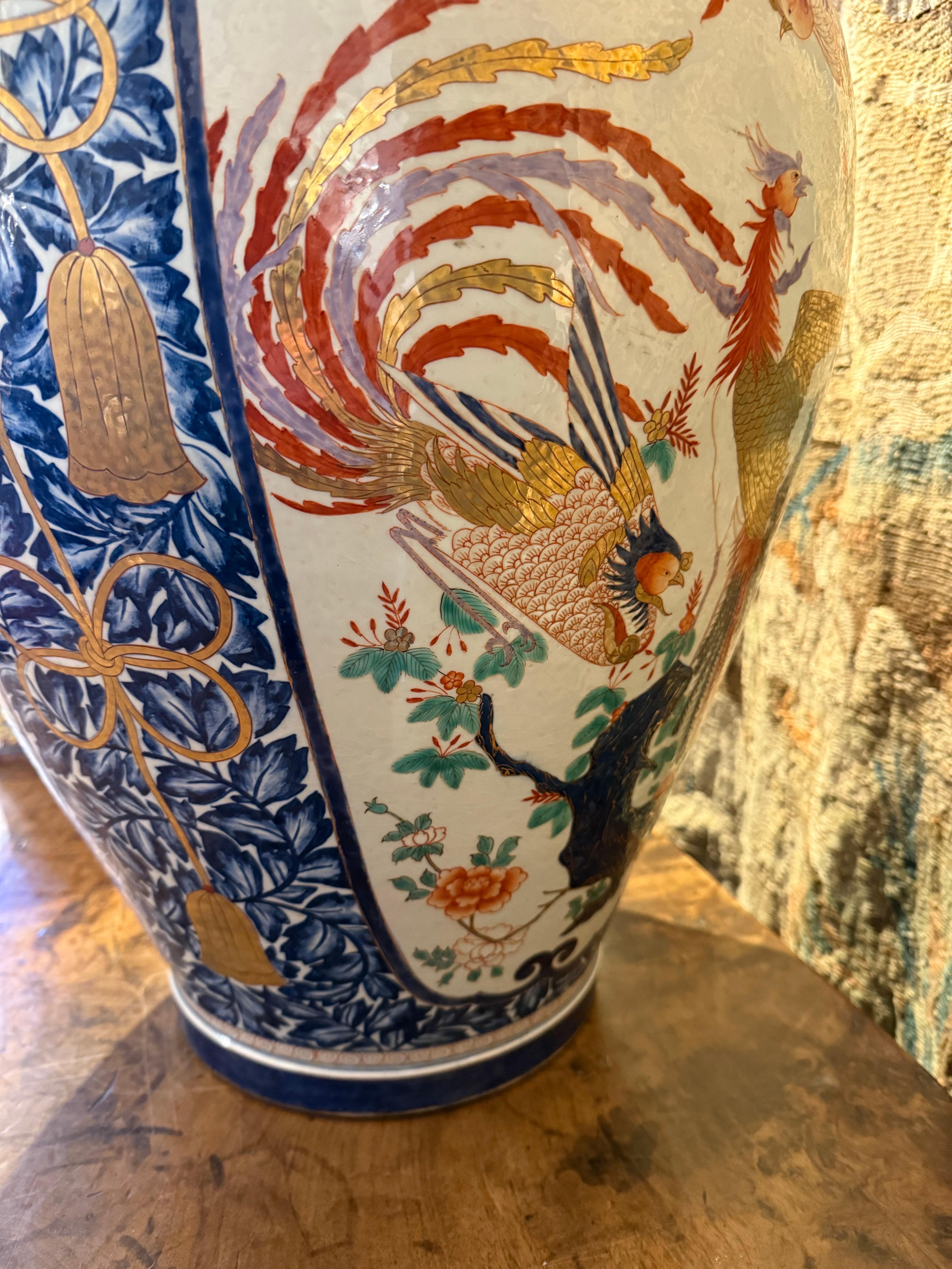 Substantiel vase balustre japonais Imari avec couvercle, début du 20e siècle en vente 3