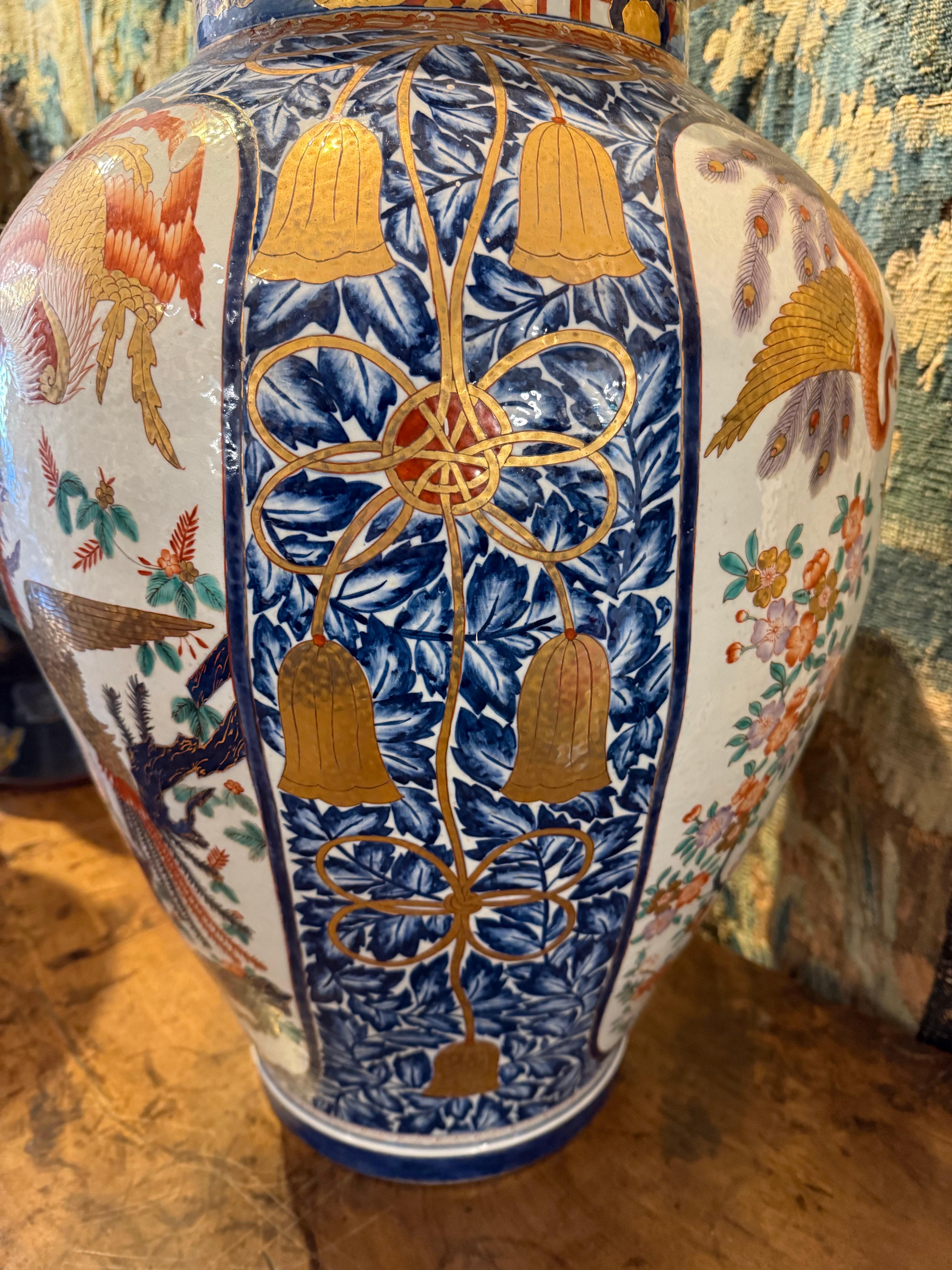 Substantiel vase balustre japonais Imari avec couvercle, début du 20e siècle en vente 2