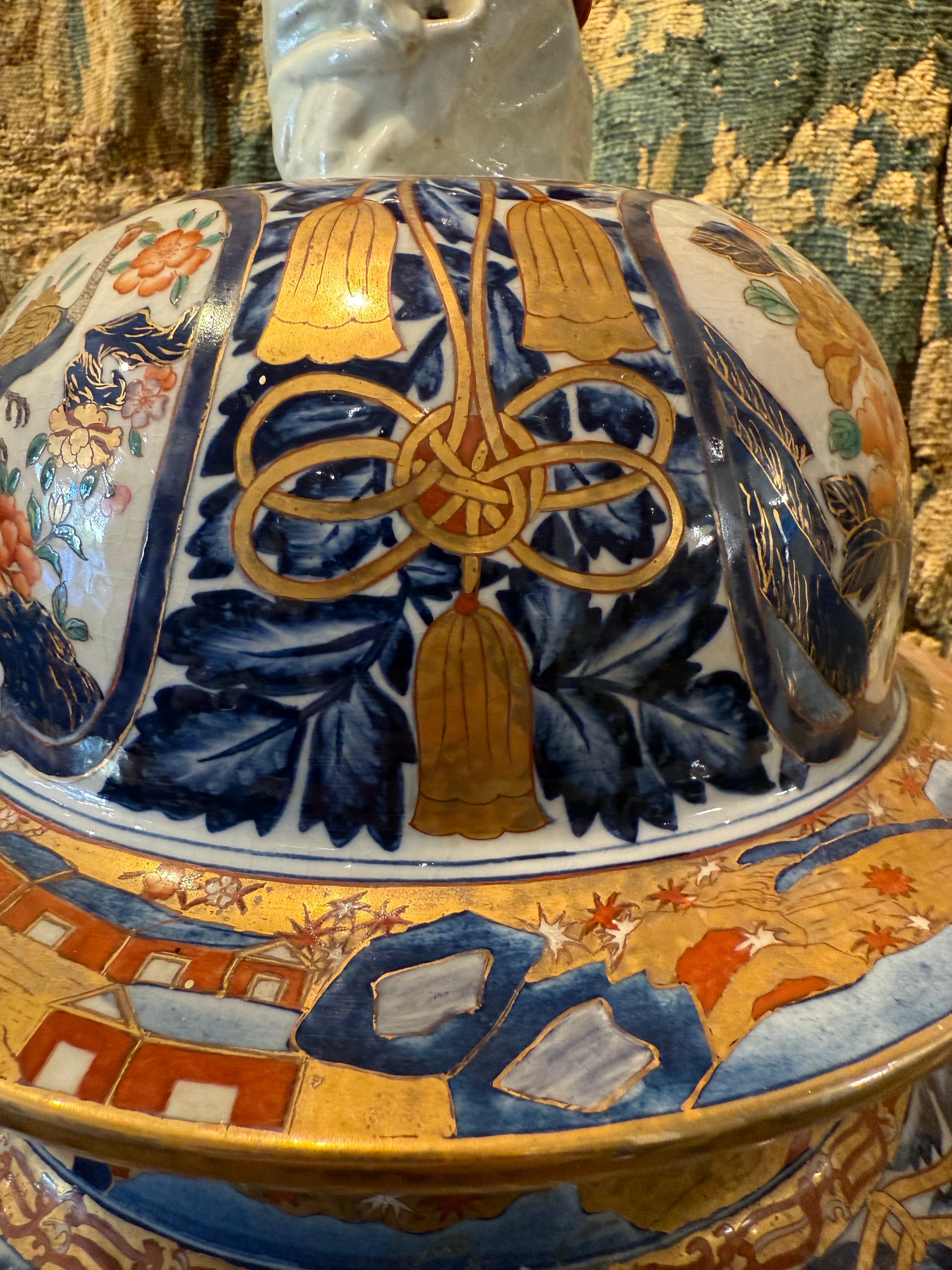 Céramique Substantiel vase balustre japonais Imari avec couvercle, début du 20e siècle en vente