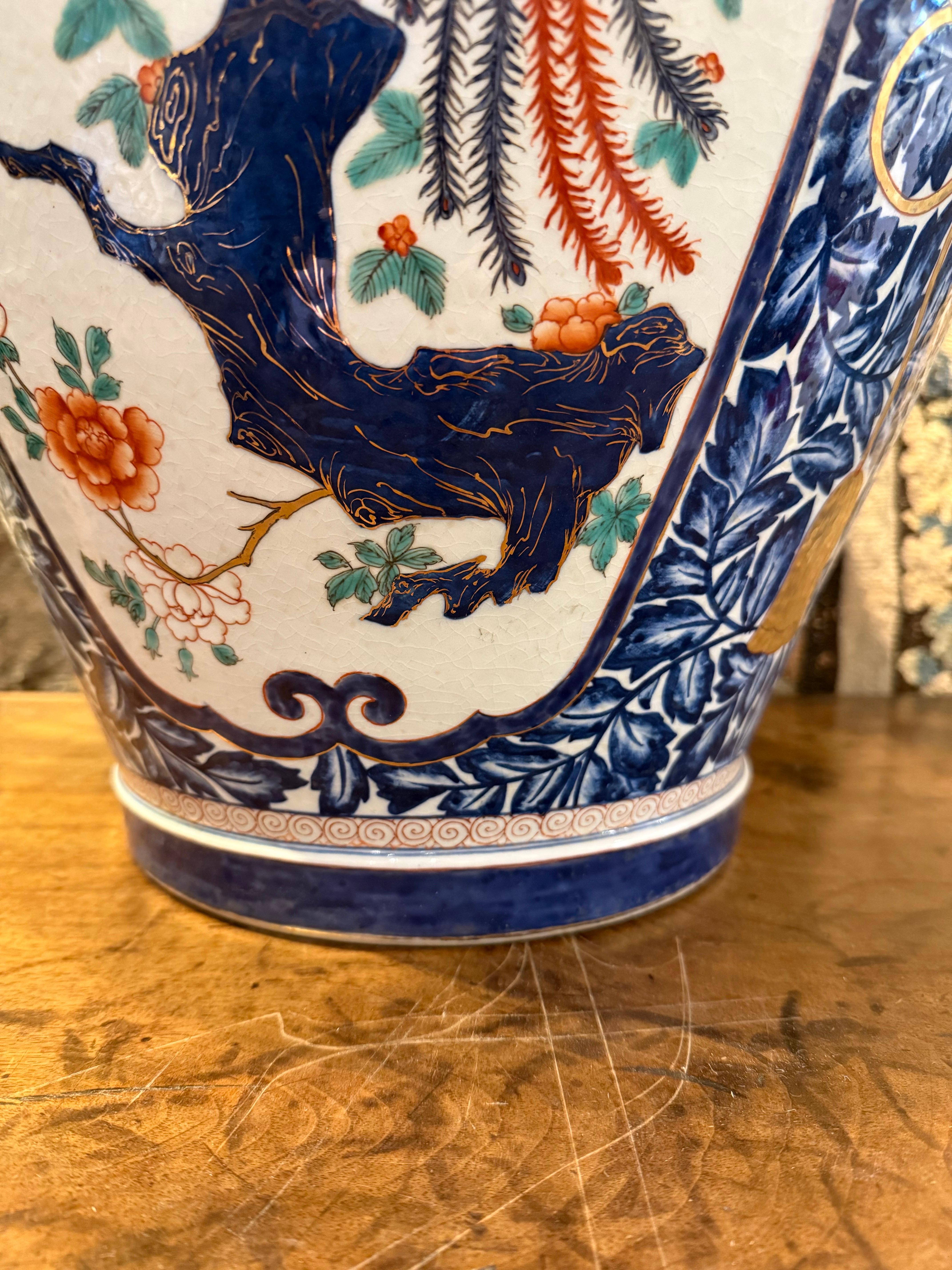 Substantiel vase balustre japonais Imari avec couvercle, début du 20e siècle en vente 4