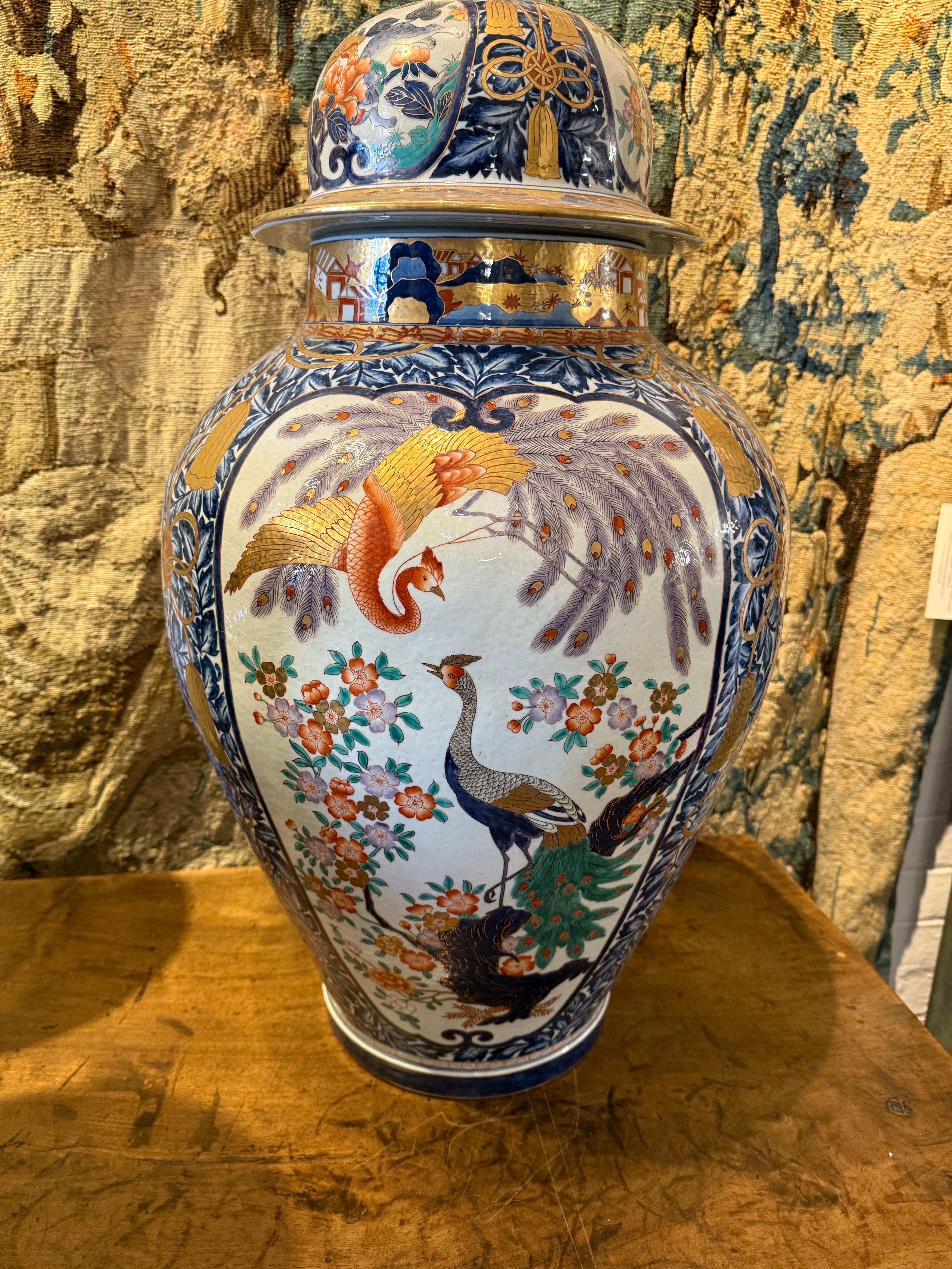 Japonais Substantiel vase balustre japonais Imari avec couvercle, début du 20e siècle en vente