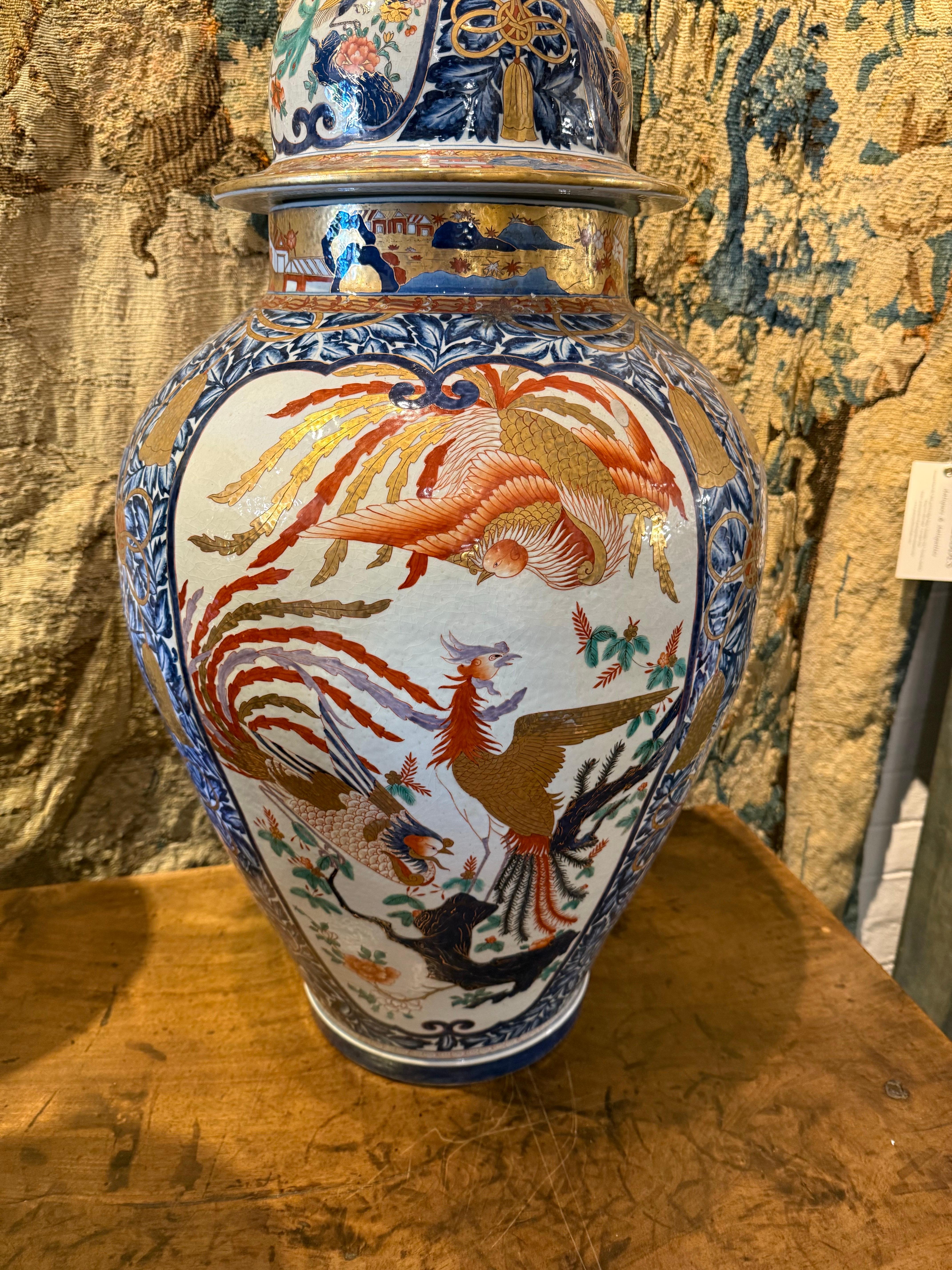 Substantiel vase balustre japonais Imari avec couvercle, début du 20e siècle en vente 5