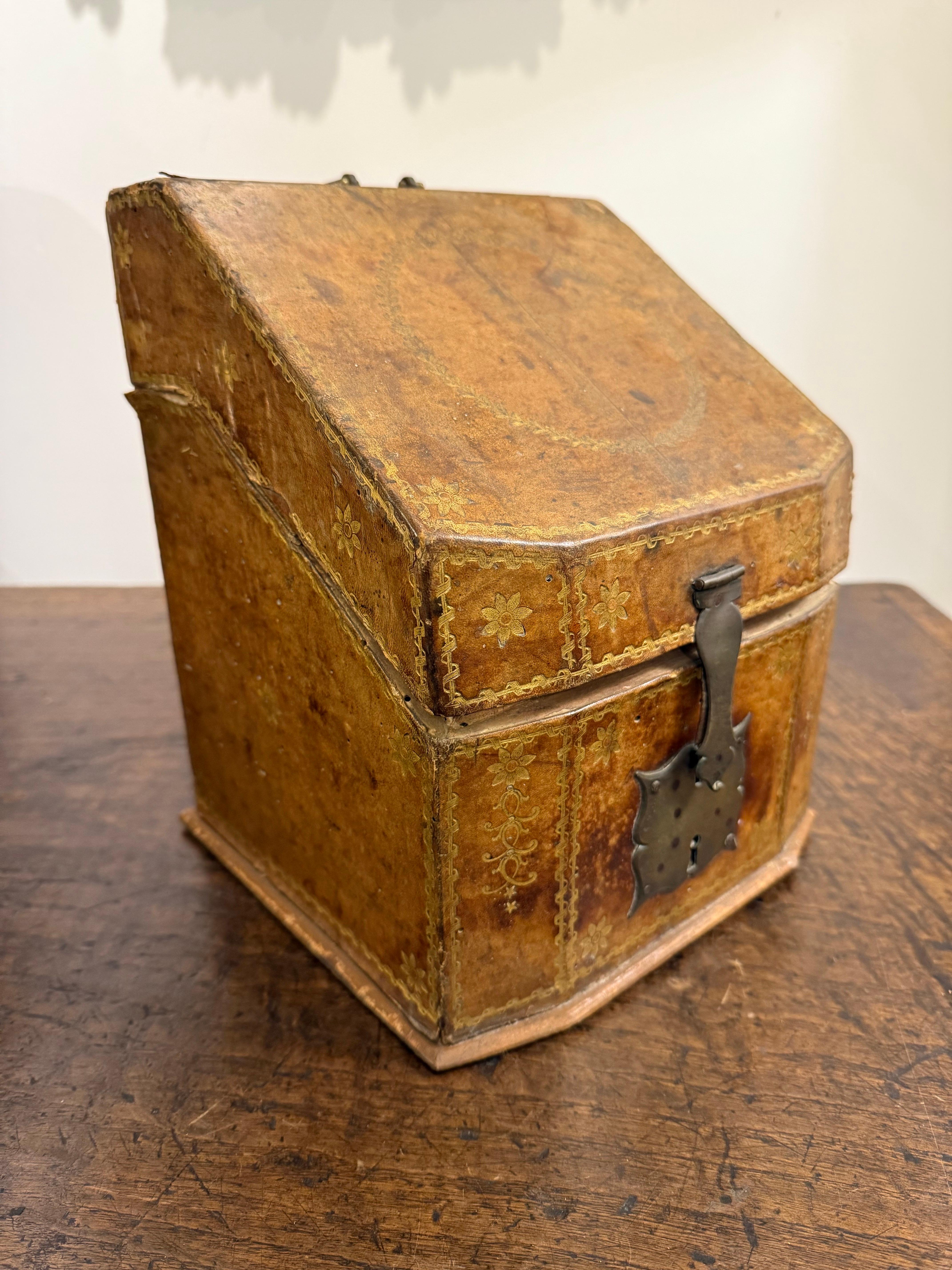 An Italian Gold Embossed Leather Knife Box, 18th Century In Good Condition For Sale In ARMADALE, VIC
