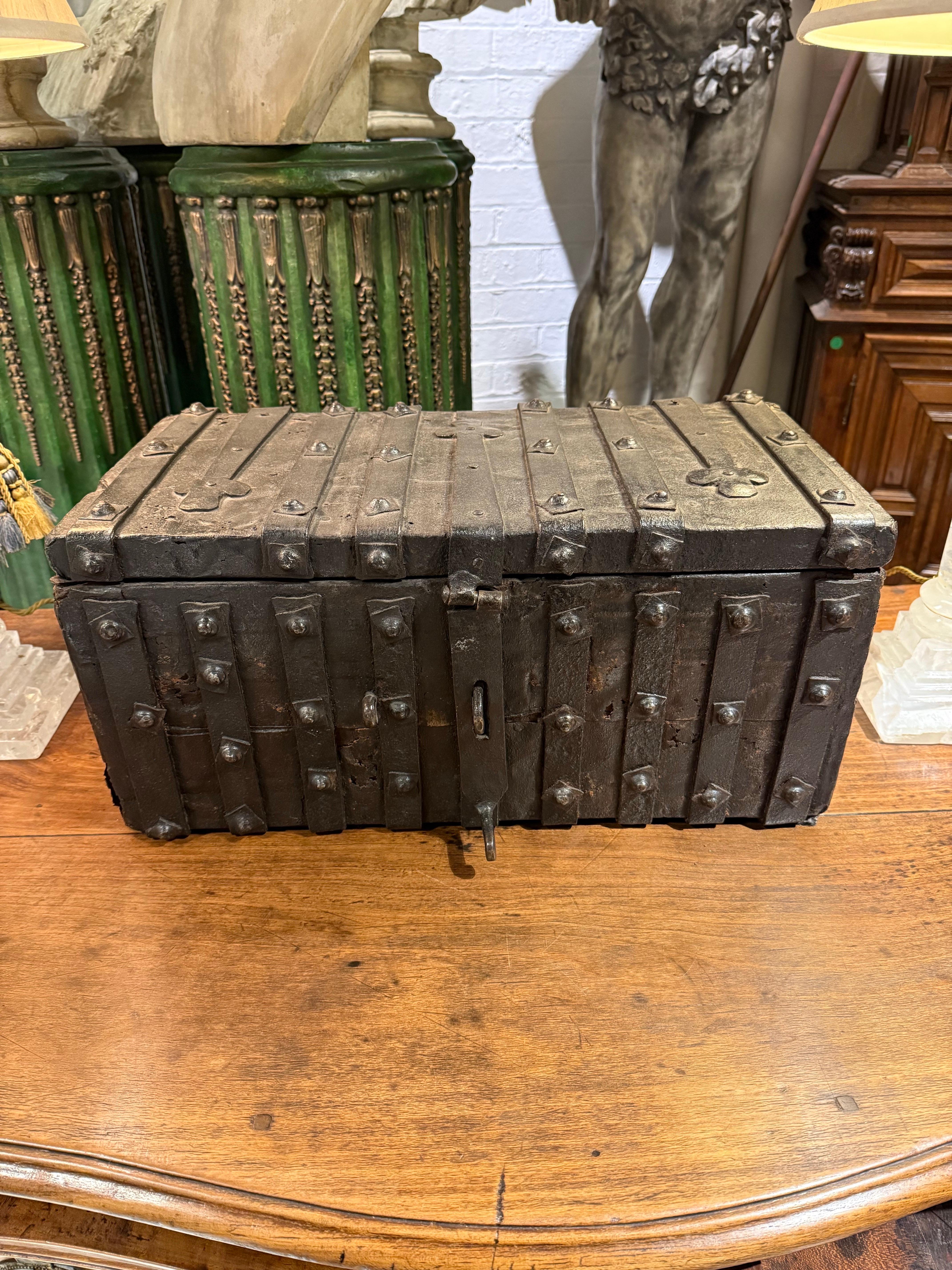 Eine spanische schmiedeeiserne Archivtruhe, 18. Jahrhundert

Provenienz: Private Australian Collection'S.

Abmessungen:
Höhe: 26 cm.
Breite: 62cm.
Tiefe: 30 cm.
