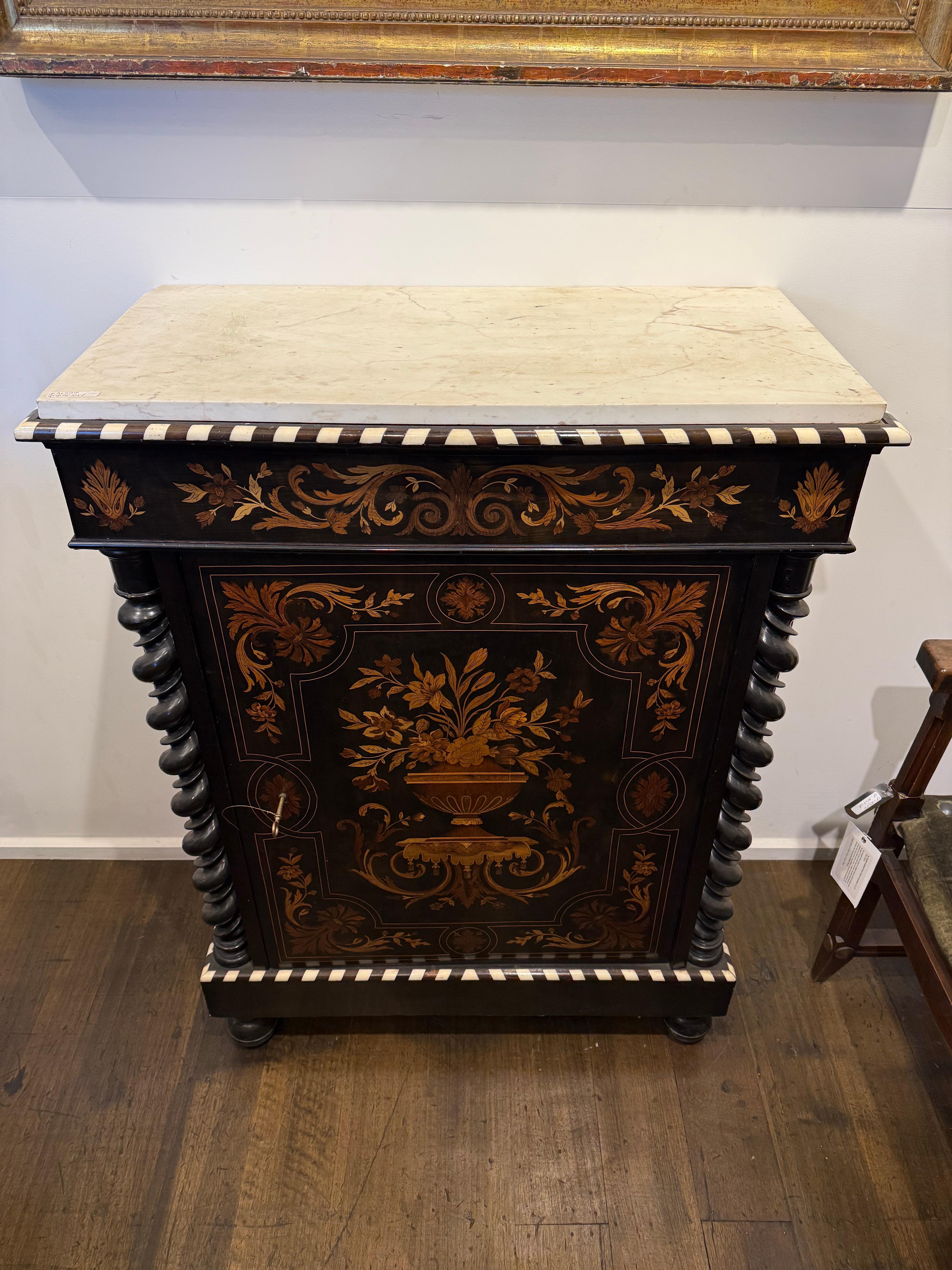 William and Mary Armadio con intarsio e piano in marmo in stile William & Mary, XIX secolo in vendita