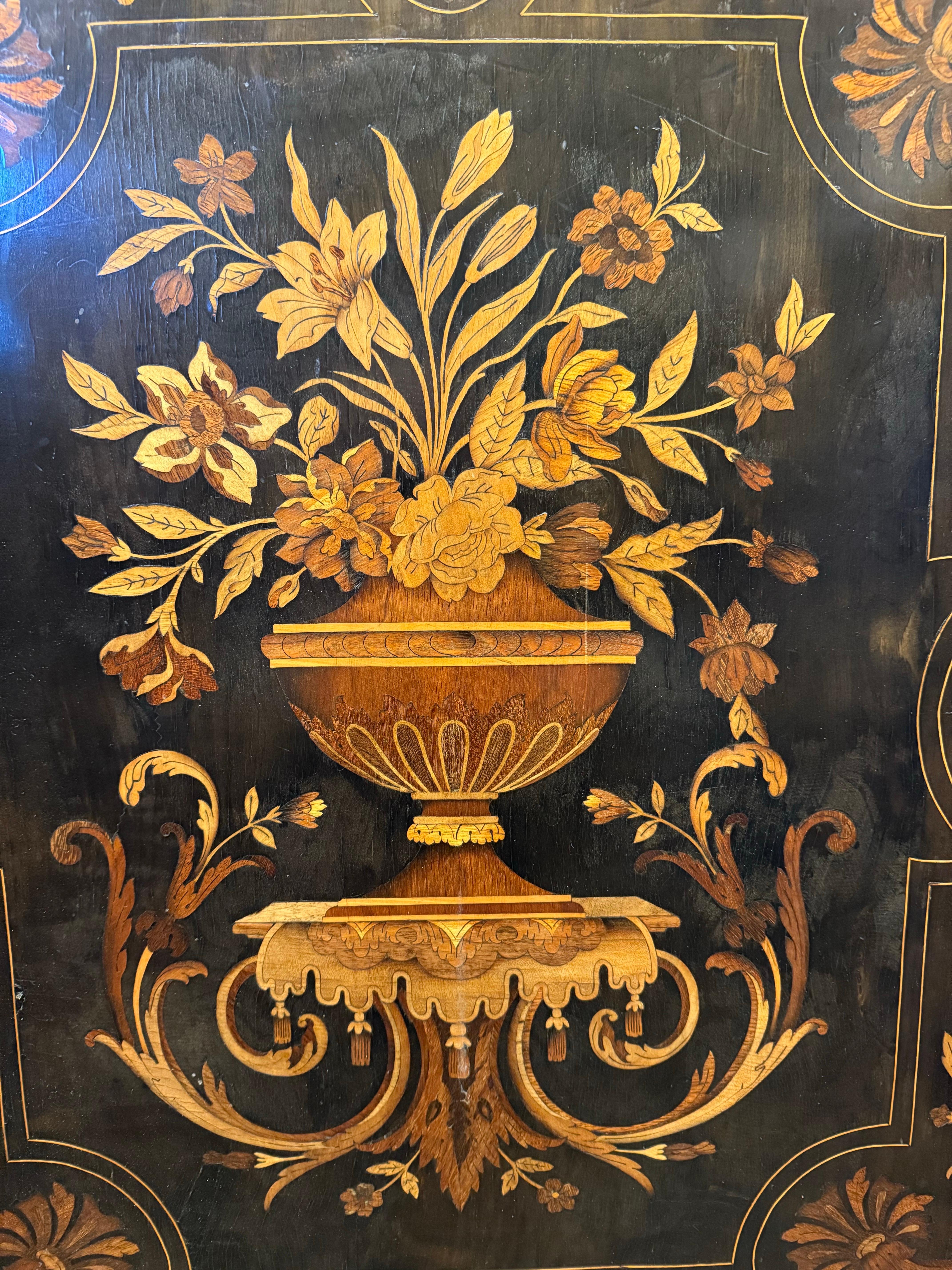 Marmo Armadio con intarsio e piano in marmo in stile William & Mary, XIX secolo in vendita