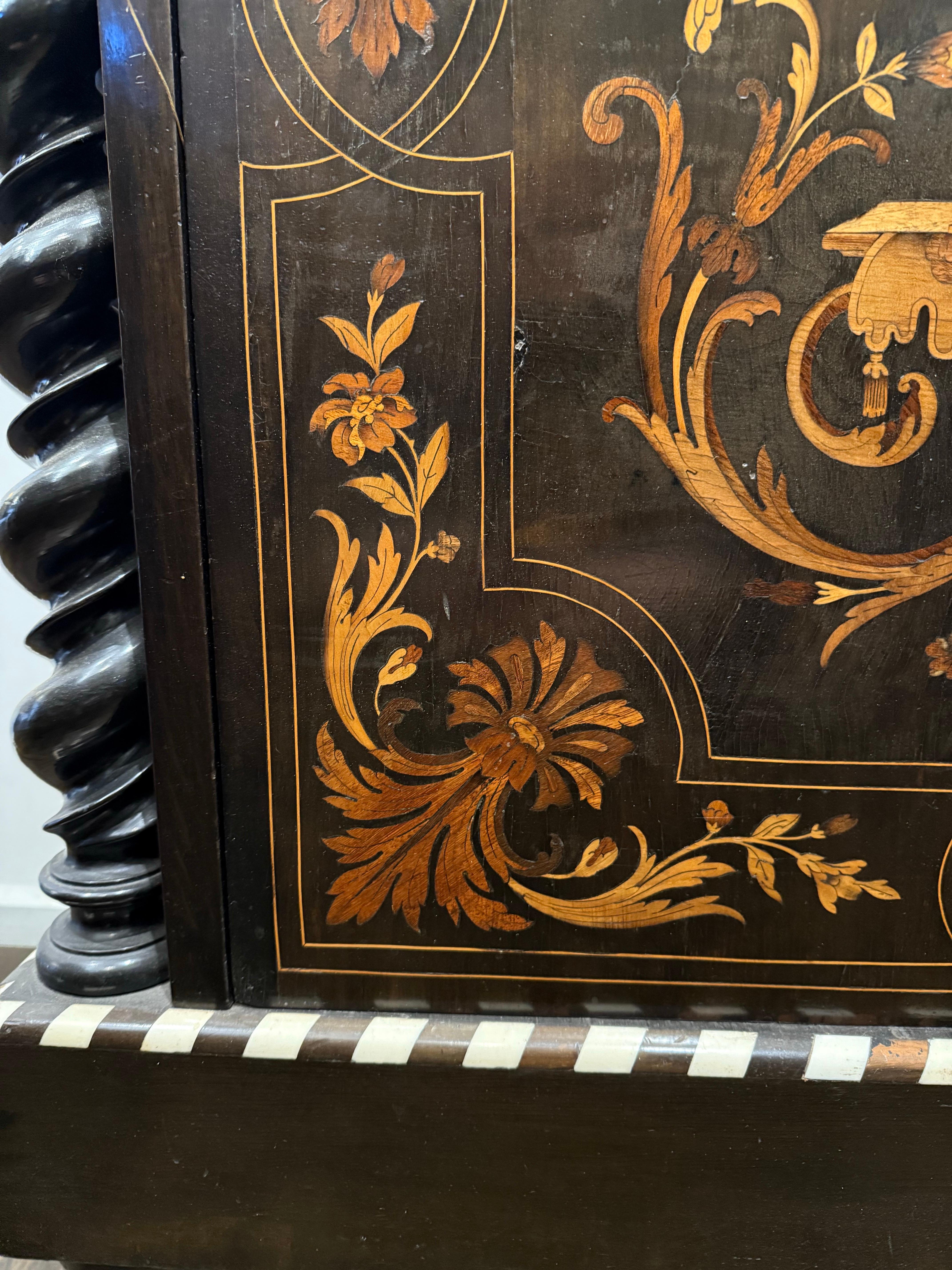 Armadio con intarsio e piano in marmo in stile William & Mary, XIX secolo in vendita 1