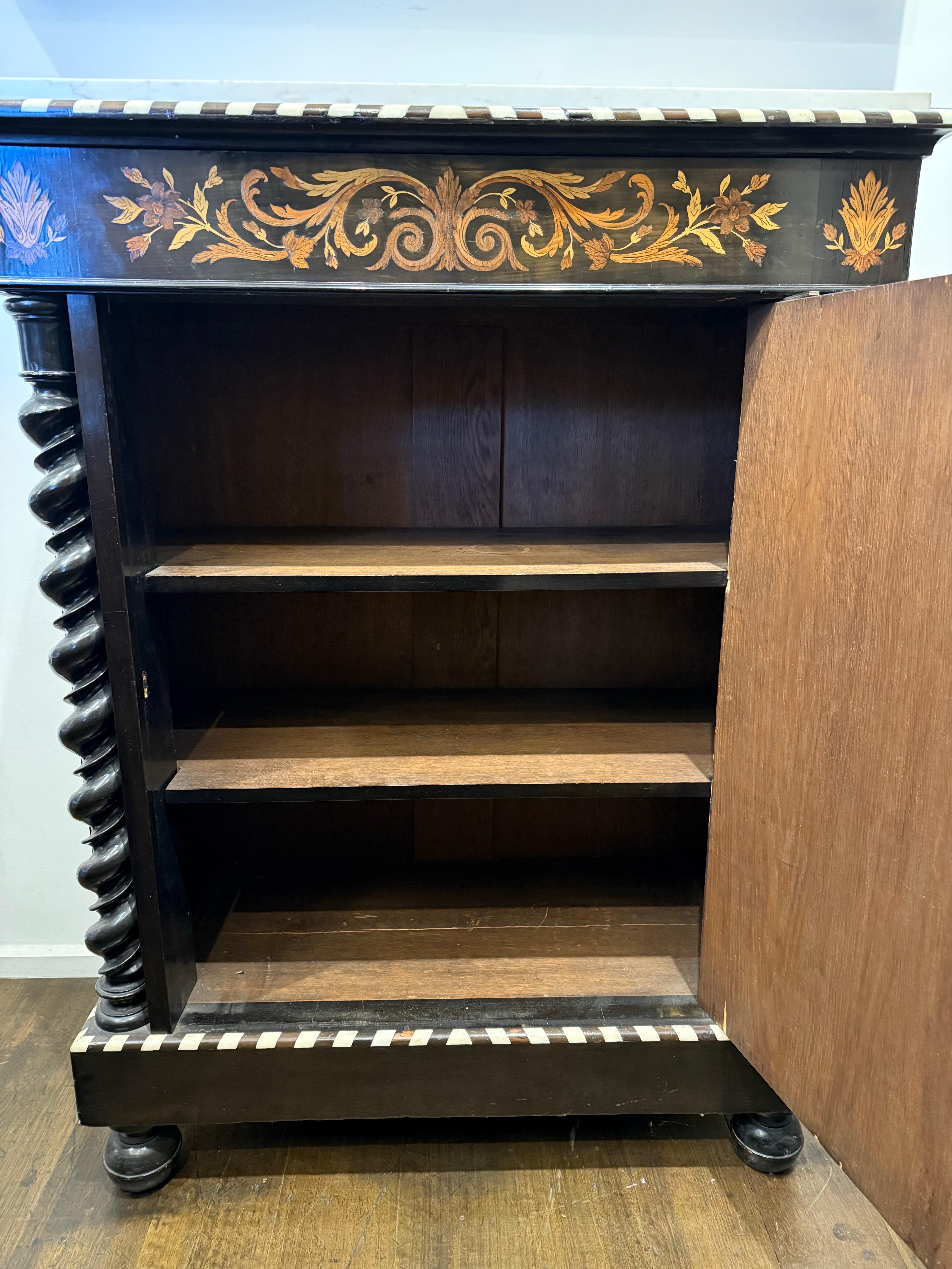 Armadio con intarsio e piano in marmo in stile William & Mary, XIX secolo in vendita 5