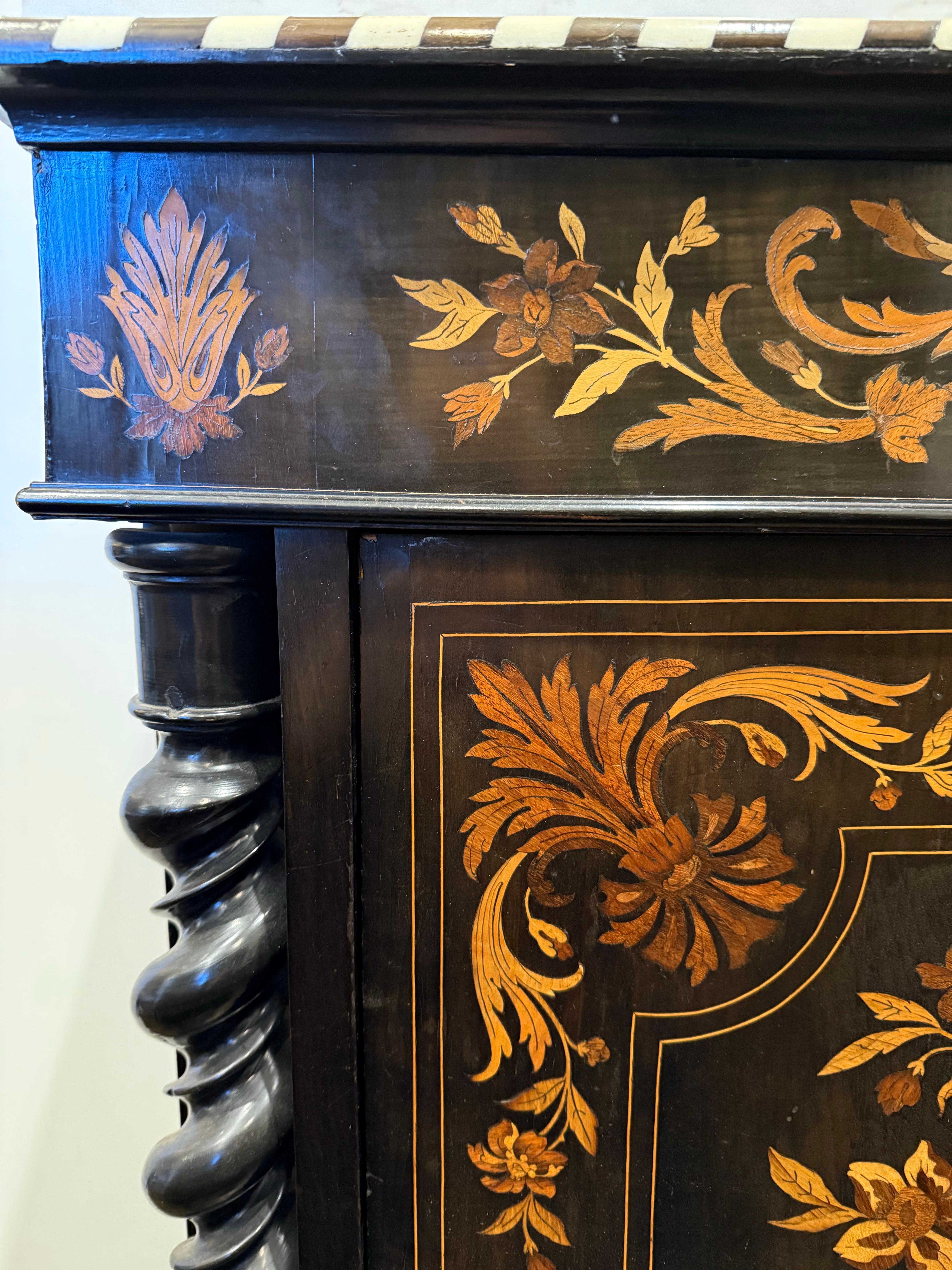 Inglese Armadio con intarsio e piano in marmo in stile William & Mary, XIX secolo in vendita