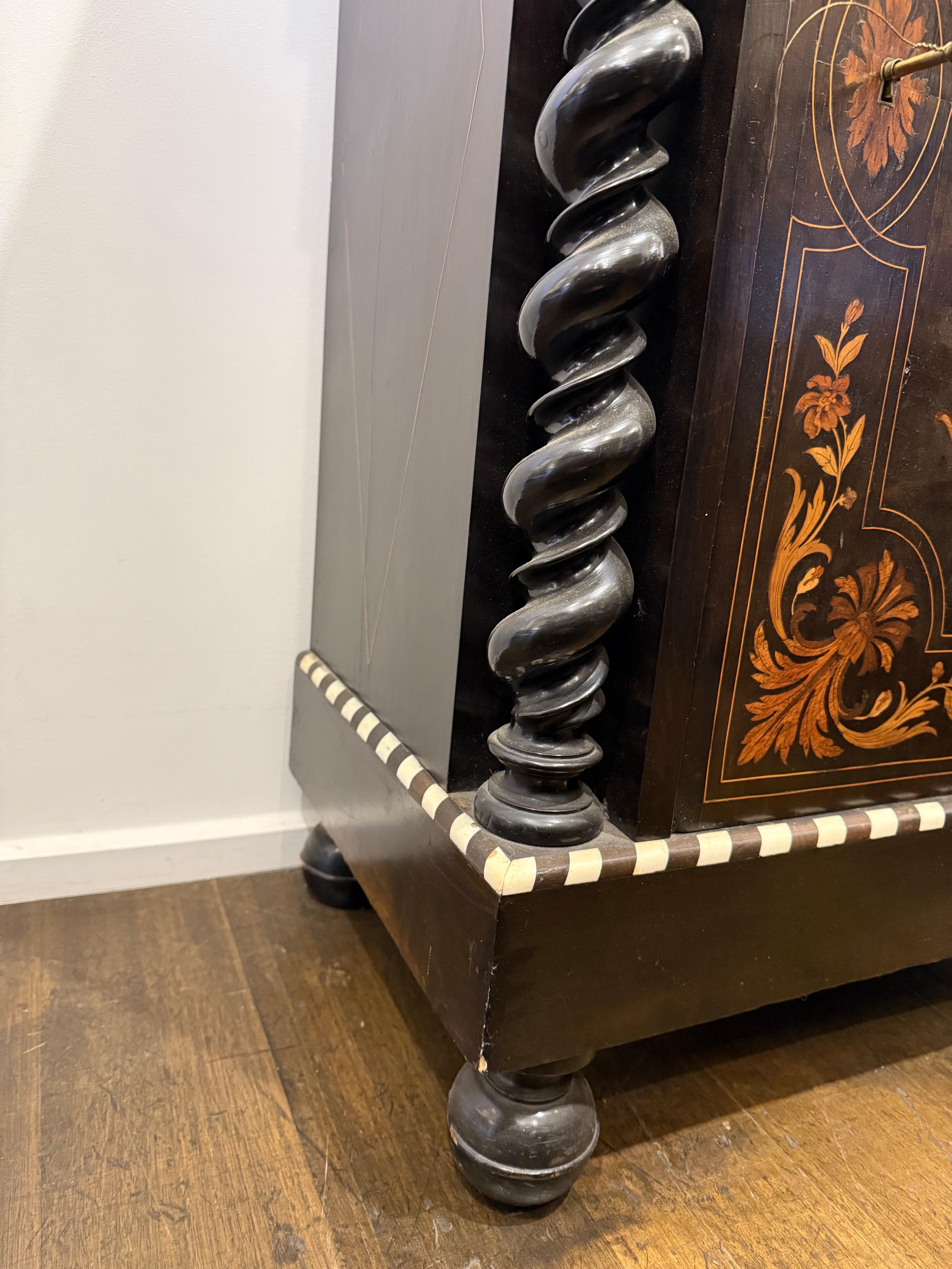 Armadio con intarsio e piano in marmo in stile William & Mary, XIX secolo in vendita 2
